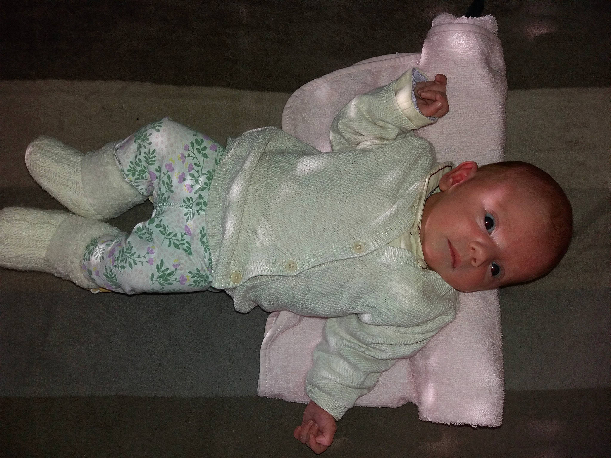 Roxanne a rejoint le concours — aidez-le/la à gagner de superbes lots ! baby, baby_products, baby_toddler_clothing, cheek, child, comfort, finger, foot, hand, human_body, mouth, nose, person, pink, room, sitting, skin, sleeve, sock, toddler