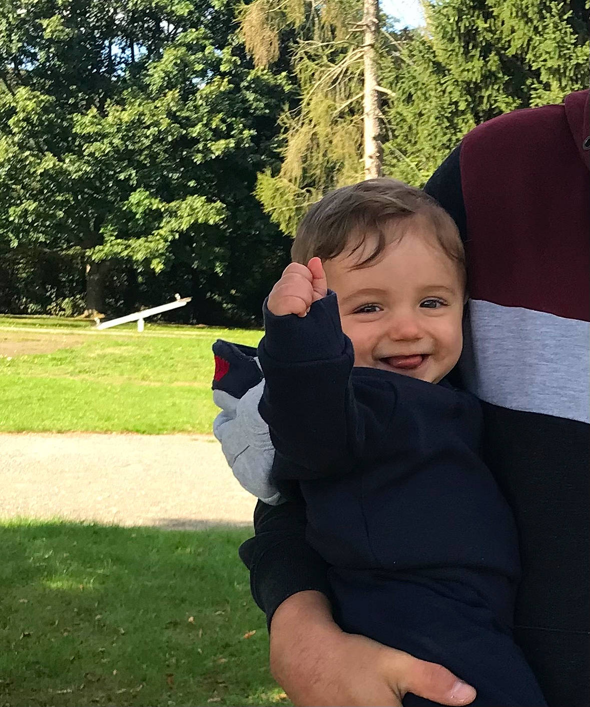 Léonard participe au concours pour gagner de l'argent avec cette photo : baby, child, fun, gesture, grass, hand, happy, joy, leisure, people_in_nature, person, plant, recreation, shooting, sitting, smile, t_shirt, thumb, toddler, toy