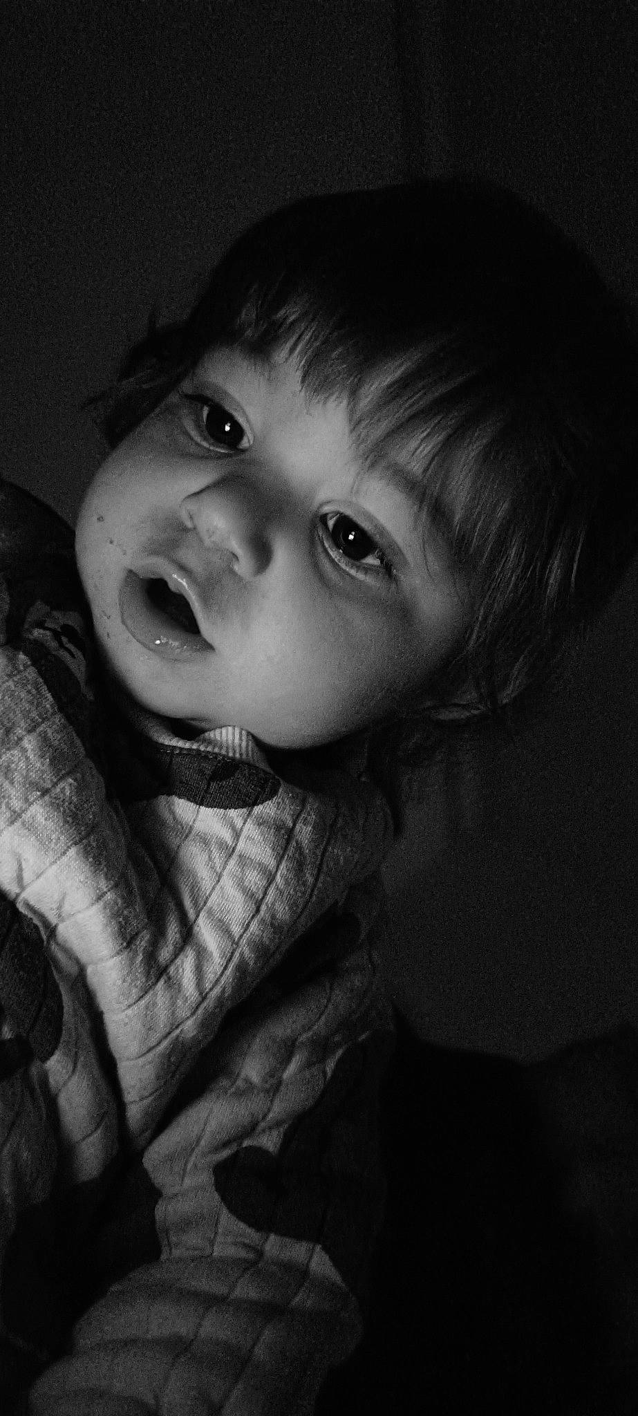 Arsène participe au concours pour gagner de l'argent avec cette photo : baby, black_and_white, cheek, darkness, eye, eyelash, flash_photography, gesture, happy, head, iris, jaw, lip, monochrome, monochrome_photography, mouth, nose, person, smile, style