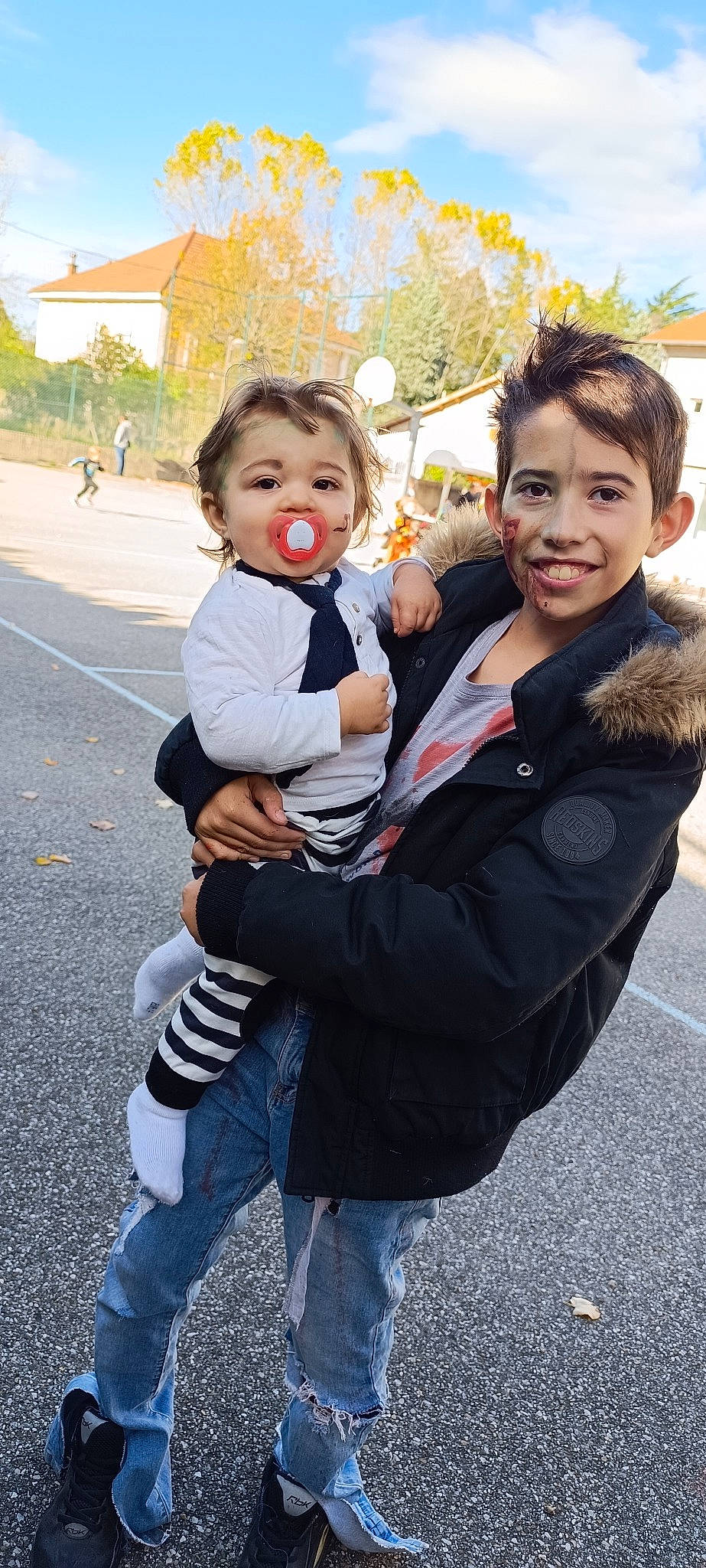 Arsène participe au concours pour gagner de l'argent avec cette photo : asphalt, baby, child, event, fun, gesture, grass, happy, hug, joy, leisure, person, plant, public_space, recreation, road, sky, smile, toddler, tourism