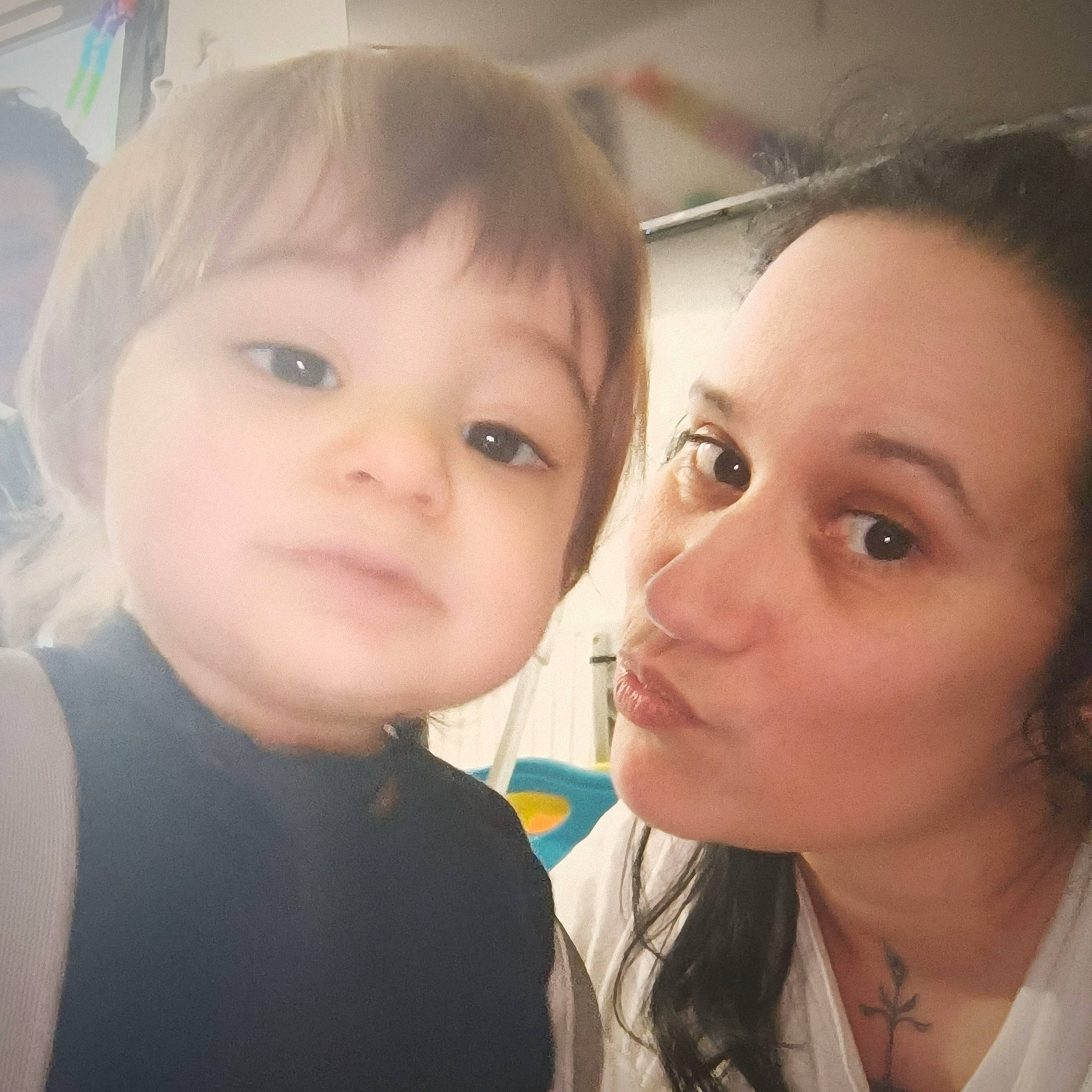 Arsène participe au concours pour gagner de l'argent avec cette photo : black_hair, cheek, chin, cloud, ear, eyebrow, eyelash, facial_expression, forehead, fun, gesture, happy, iris, jaw, lip, mouth, neck, nose, person, skin