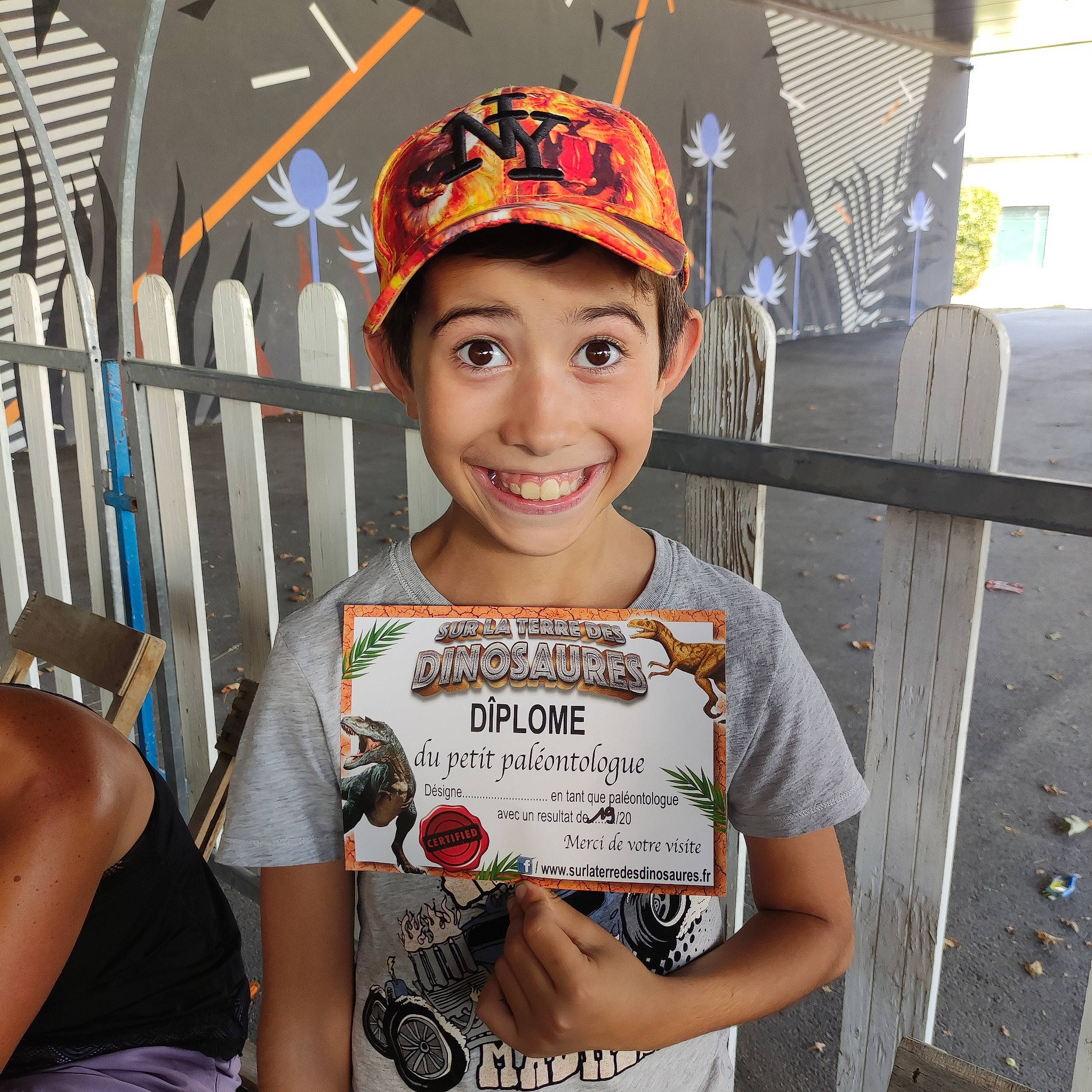 Tyler a rejoint le concours — aidez-le/la à gagner de superbes lots ! arm, baseball_cap, bicycle_helmet, cap, child, cool, eyewear, fashion_accessory, fence, fun, happy, headwear, joy, leisure, person, personal_protective_equipment, recreation, sleeve, smile, t_shirt