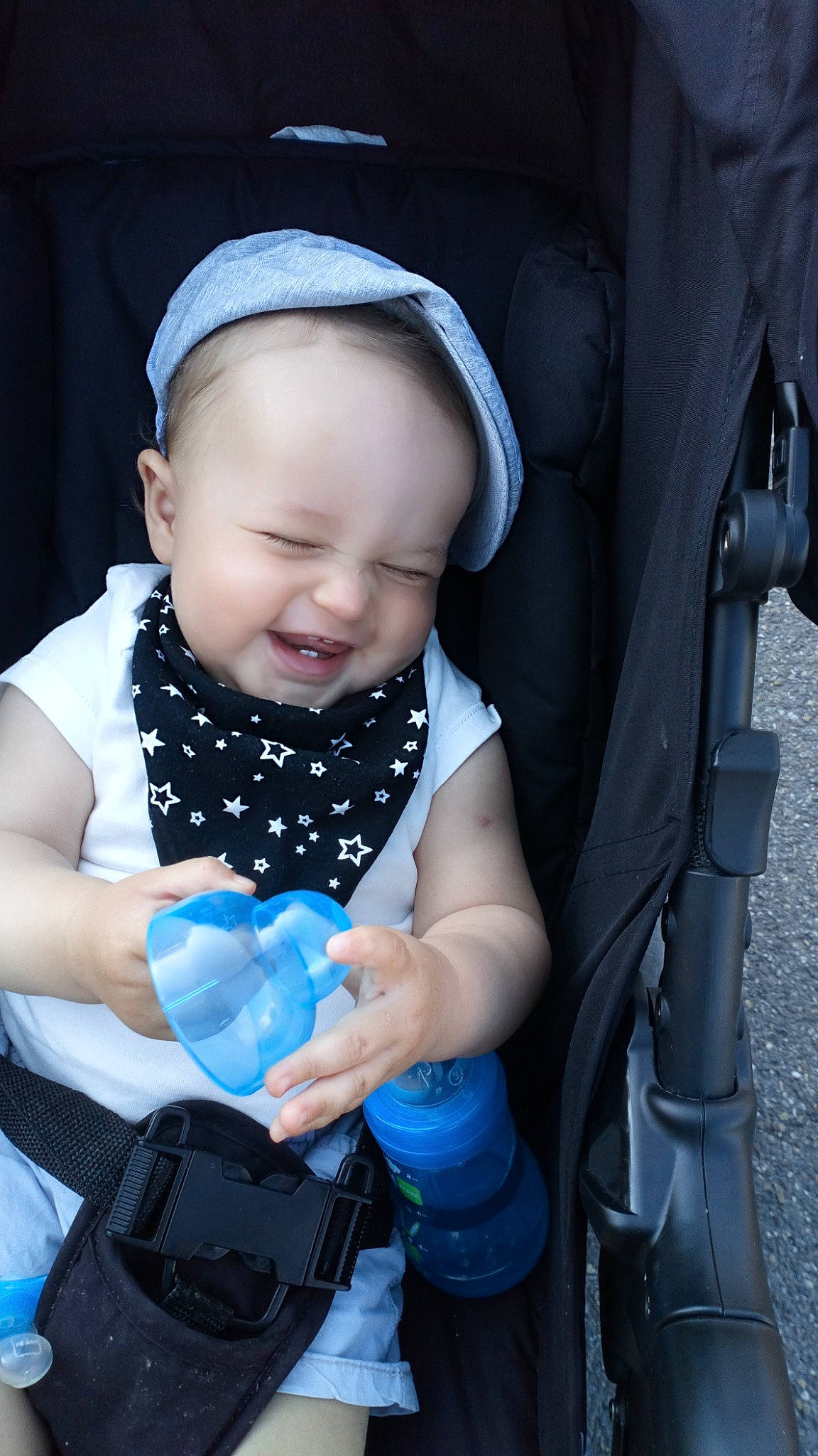 Abdel-karim participe au concours pour gagner de l'argent avec cette photo : baby_carriage, baby_products, blue, boy, car_seat, child, cool, eye, fun, girl, headgear, infant, joy, person, product, sitting, skin, smile, toddler