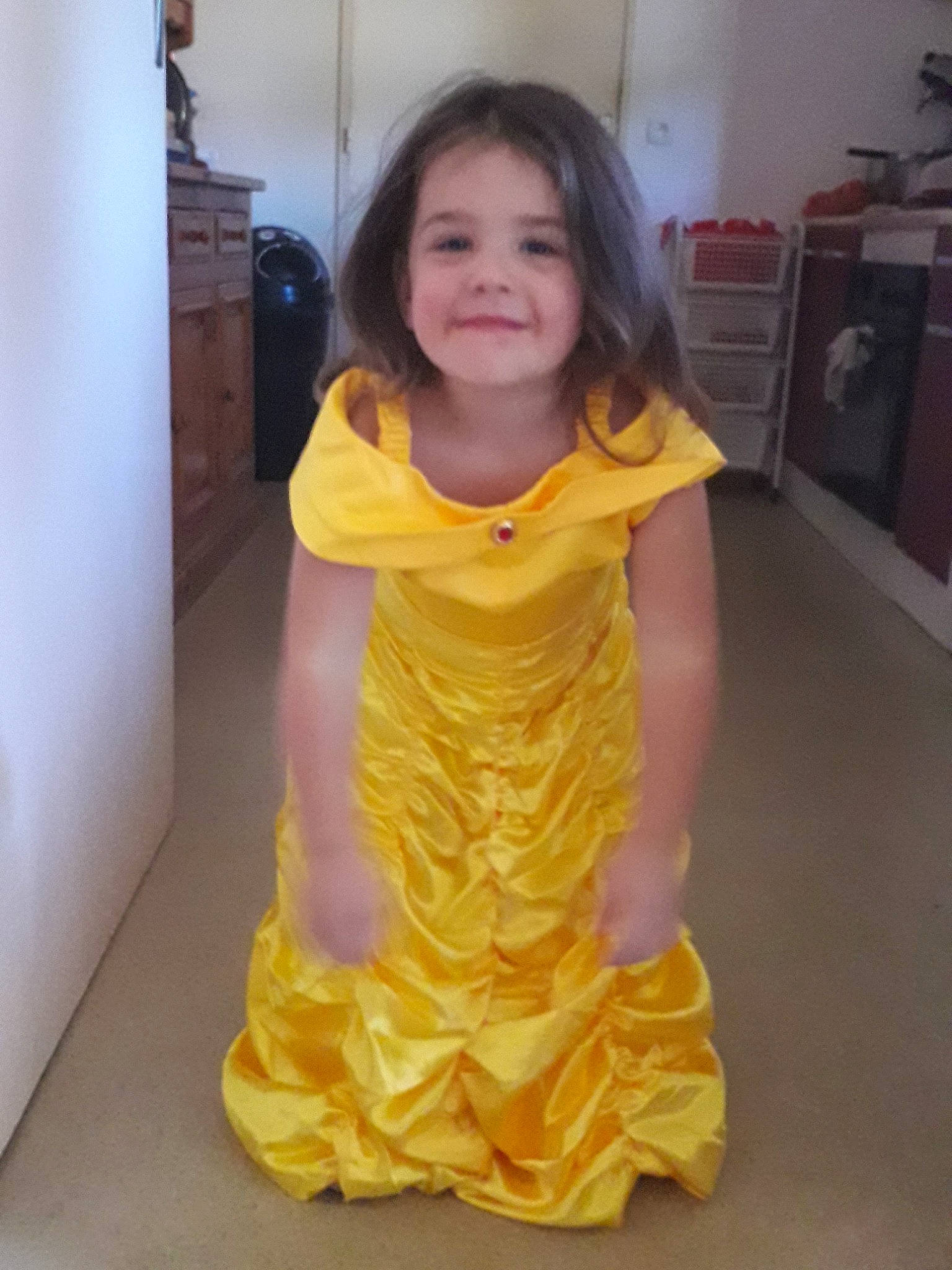 Bella a rejoint le concours — aidez-le/la à gagner de superbes lots ! child, dress, joy, person, ruffle, smile, textile, toddler, yellow