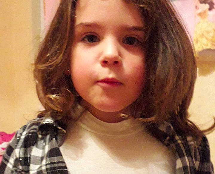 Bella a rejoint le concours — aidez-le/la à gagner de superbes lots ! beauty, brown_hair, cheek, child, chin, cool, eye, eyebrow, face, forehead, hair, hair_coloring, hairstyle, head, jaw, lip, long_hair, mouth, nose, person