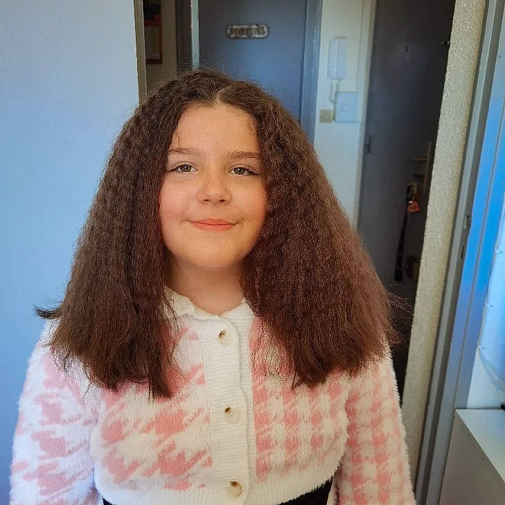 Bella a rejoint le concours — aidez-le/la à gagner de superbes lots ! bangs, black_hair, eyebrow, eyelash, forehead, happy, iris, jaw, joy, lace_wig, layered_hair, lip, long_hair, neck, nose, outerwear, person, plaid, sleeve, smile