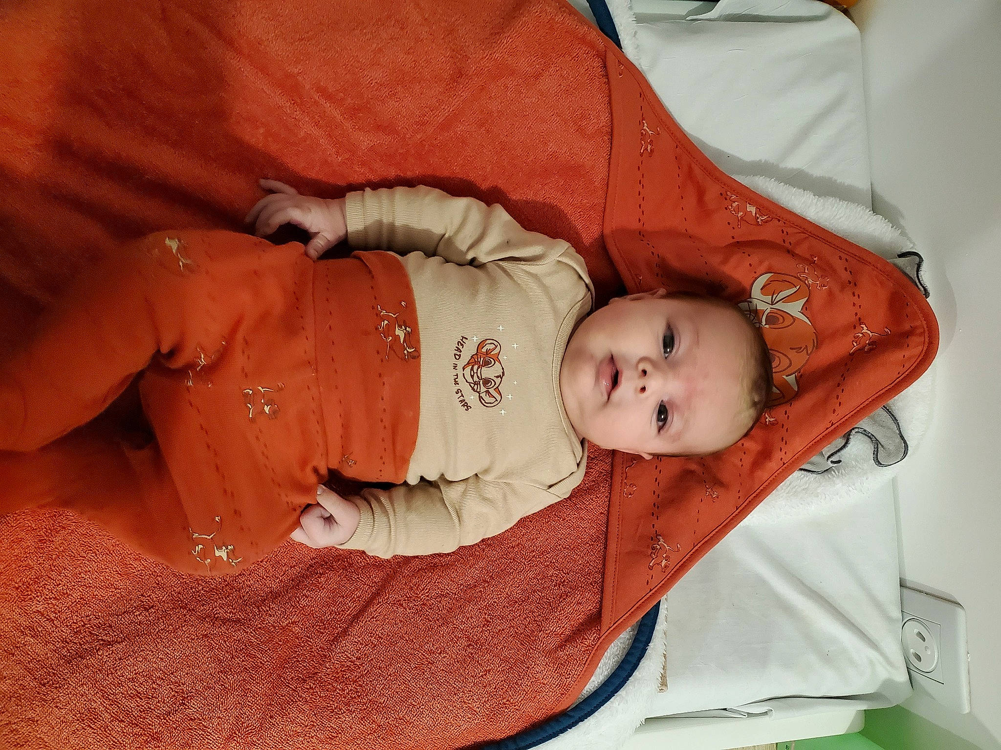 Matéo a rejoint le concours — aidez-le/la à gagner de superbes lots ! baby, baby_carriage, baby_products, baby_toddler_clothing, cheek, child, comfort, face, facial_expression, lap, linens, pattern, person, room, sitting, sleep, sleeve, toddler, wood