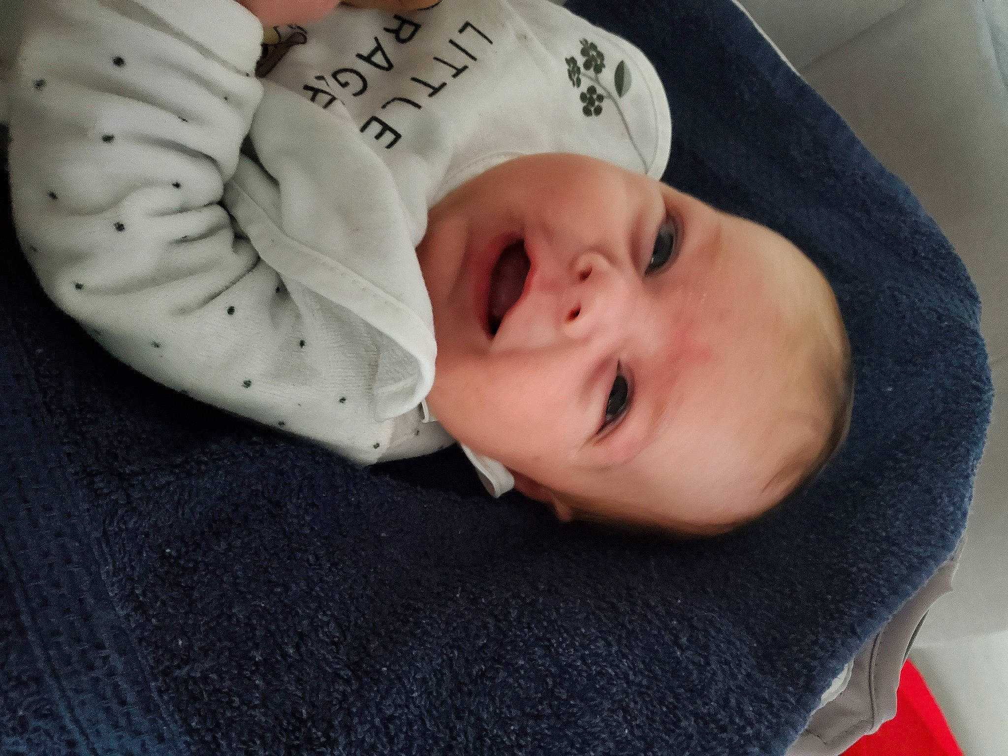 Matéo participe au concours pour gagner de l'argent avec cette photo : baby, baby_laughing, baby_products, baby_toddler_clothing, cap, child, comfort, fashion_accessory, happy, hat, headgear, laugh, person, portrait_photography, sleeve, smile, toddler