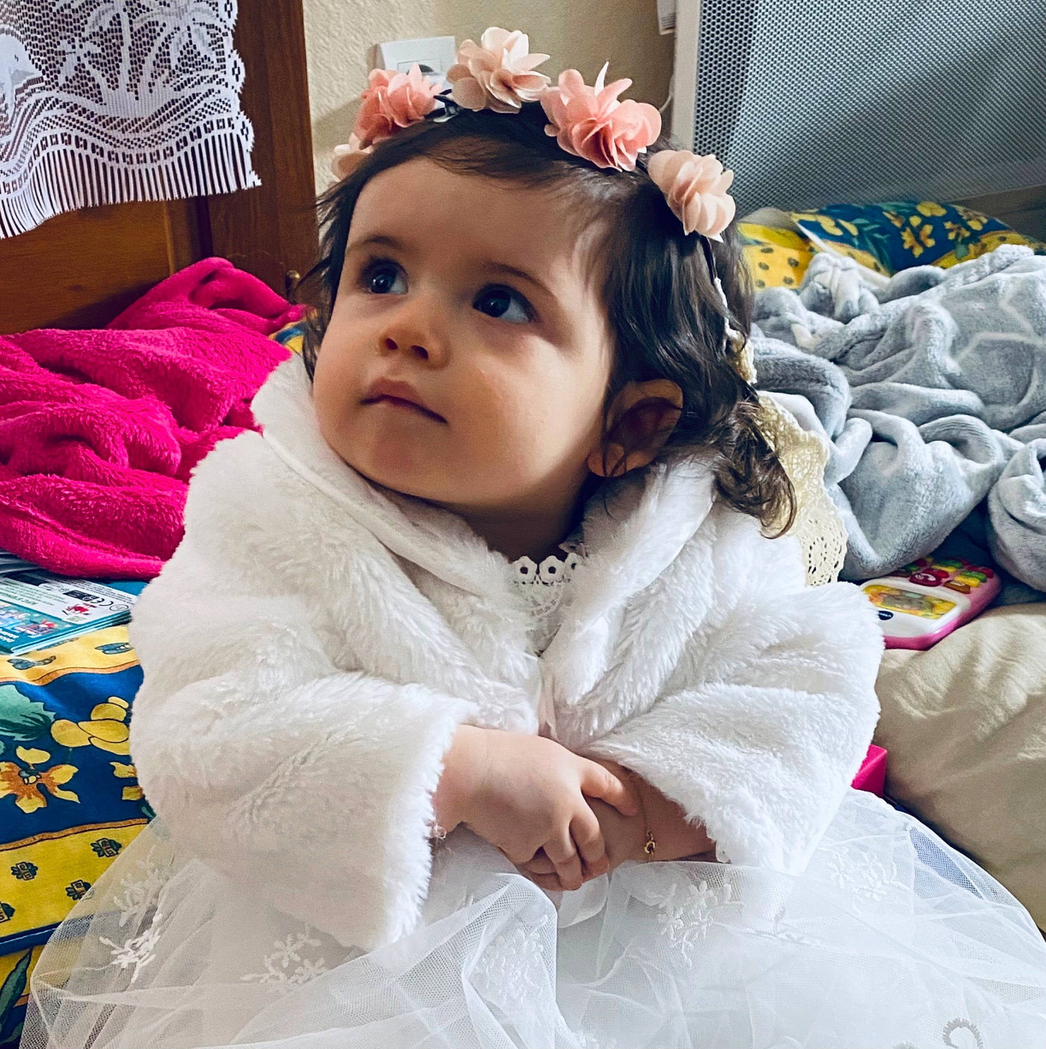 Victoria a rejoint le concours — aidez-le/la à gagner de superbes lots ! baby, baby_products, baby_toddler_clothing, bedding, child, comfort, fashion_accessory, flooring, hair_accessory, happy, headband, headgear, headpiece, linens, pattern, person, petal, sitting, sleeve, smile