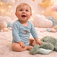 Maël a rejoint le concours — aidez-le/la à gagner de superbes lots ! baby, child, onesie, carpet, plush_toy, stuffed_animal, cloud, star, moon, nursery, soft_lighting, twinkle_lights, smiling, happy, indoors, cute, decor, floor, sitting, infant