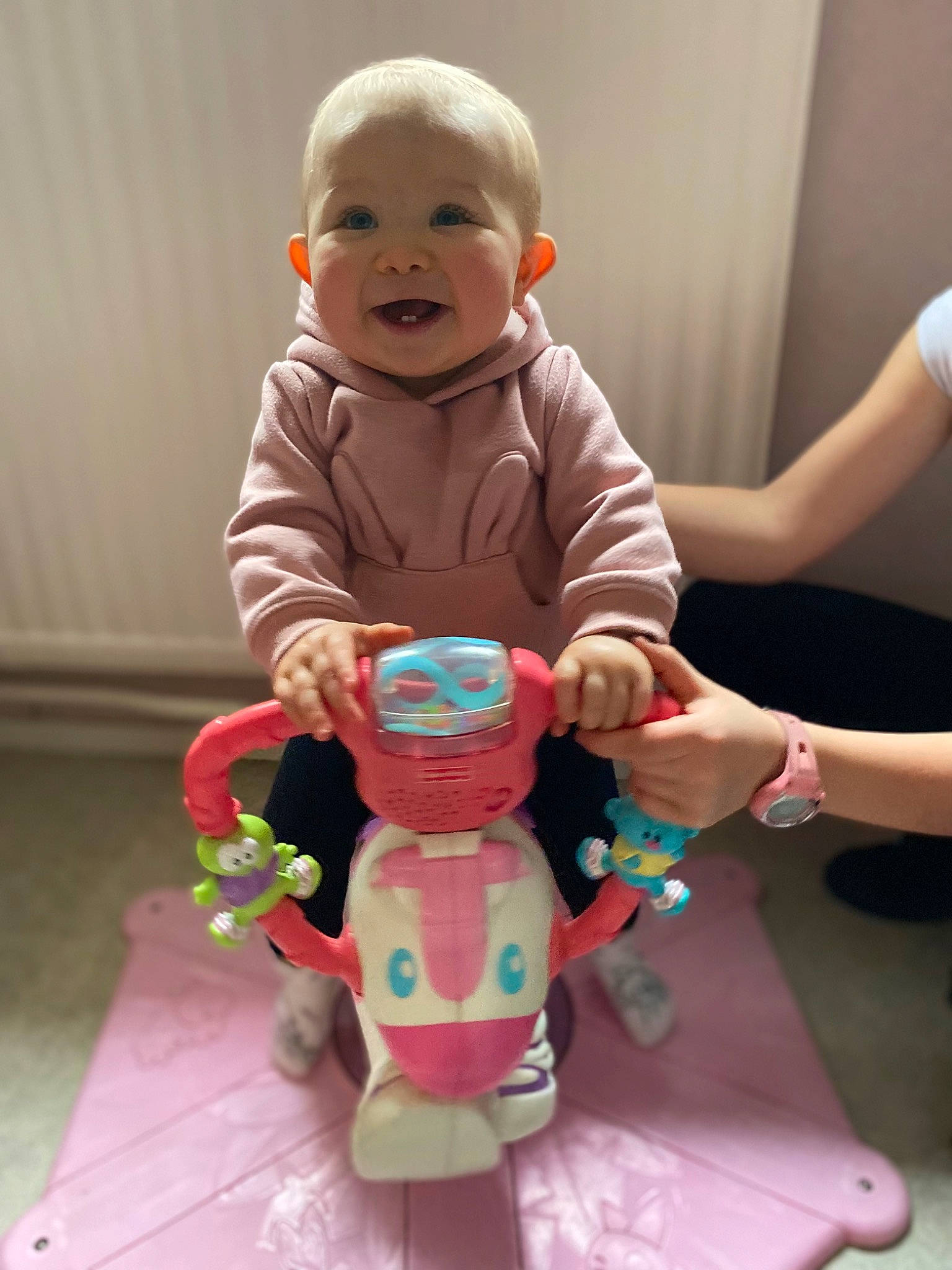 Maïna a rejoint le concours — aidez-le/la à gagner de superbes lots ! baby, baby_products, baby_toddler_clothing, baby_toys, cheek, child, fun, gesture, happy, human_body, joint, person, pink, play, sitting, skin, sleeve, smile, stuffed_toy, toddler