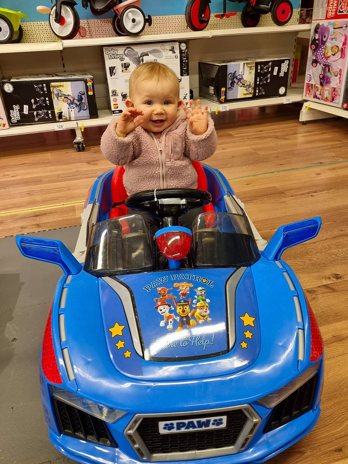 Maïna participe au concours pour gagner de l'argent avec cette photo : auto_racing, automotive_design, automotive_exterior, automotive_lighting, blue, bumper, car, hood, motor_vehicle, motorsport, performance_car, person, personal_luxury_car, race_car, race_track, racing, tire, toddler, vehicle, wheel