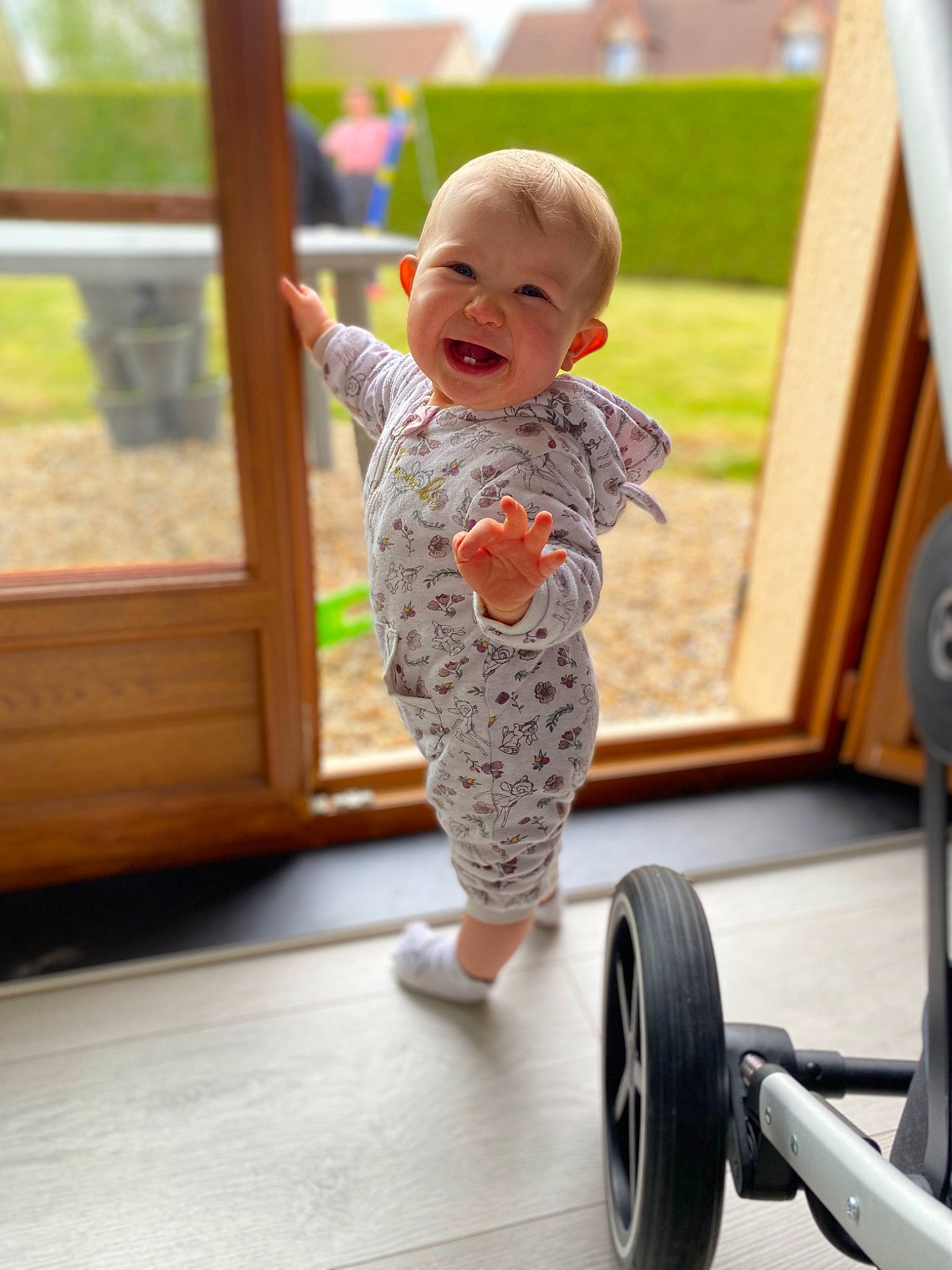 Maïna participe au concours pour gagner de l'argent avec cette photo : arm, automotive_tire, baby, baby_toddler_clothing, child, face, floor, flooring, fun, happy, joy, leisure, person, recreation, rolling, sleeve, smile, sports_equipment, standing, tire