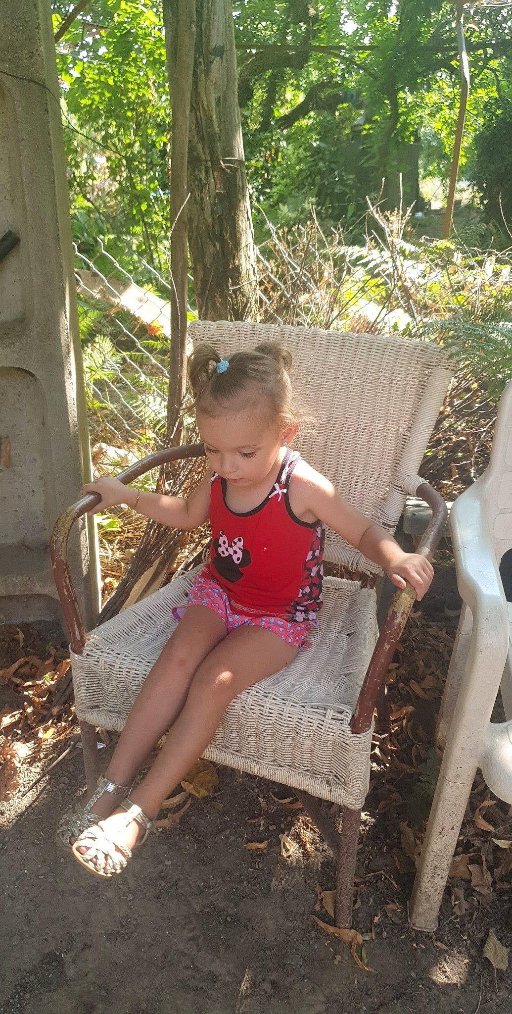 Célia a rejoint le concours — aidez-le/la à gagner de superbes lots ! adaptation, baby, baby_toddler_clothing, botany, chair, fawn, fun, grass, leisure, outdoor_furniture, people_in_nature, person, plant, recreation, sandal, summer, sunlight, thigh, toddler, tree