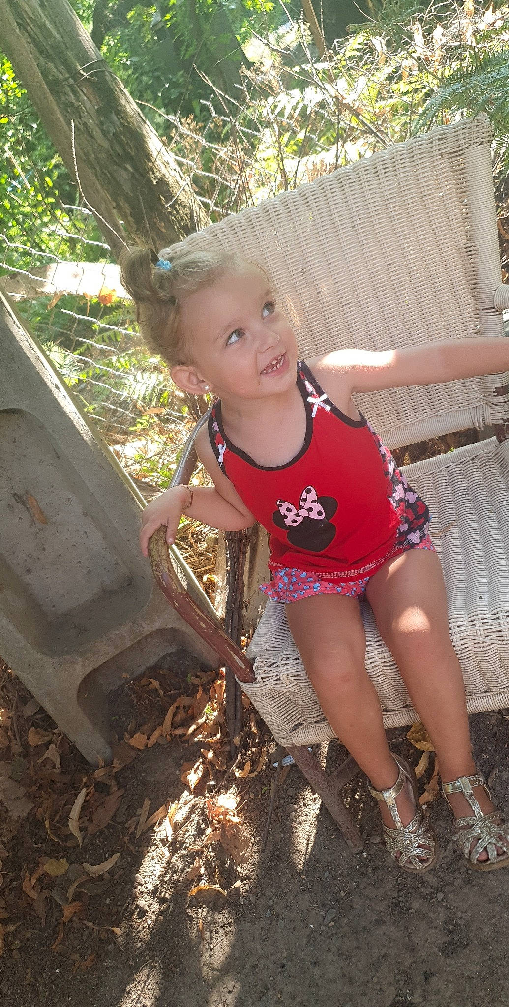 Célia participe au concours pour gagner de l'argent avec cette photo : adaptation, child, facial_expression, fawn, fun, grass, happy, leg, leisure, people_in_nature, person, plant, recreation, skin, smile, sunlight, t_shirt, thigh, toddler, tree