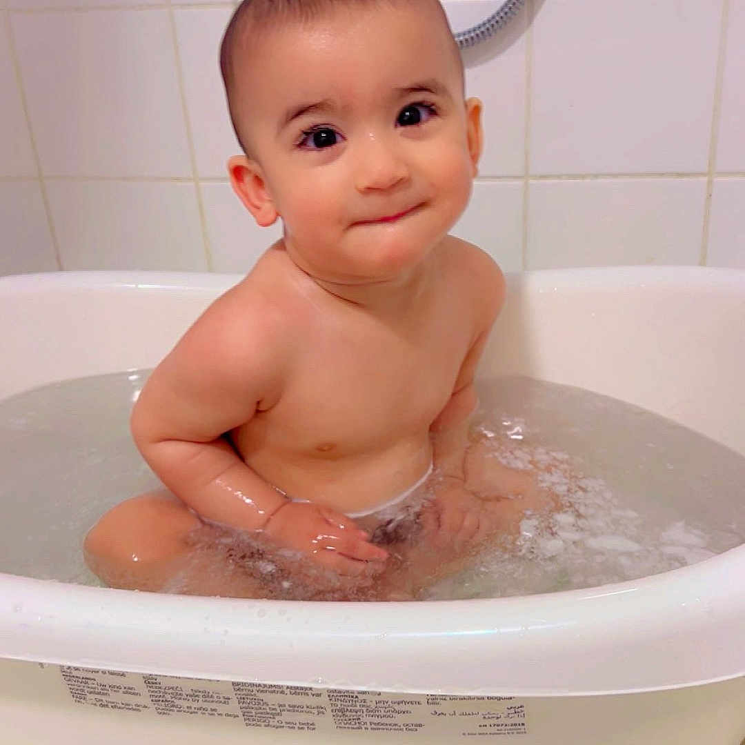 Adam Cherbib participe au concours pour gagner de l'argent avec cette photo : baby, basin, bathing, bathroom, bathtub, bubble, face, head, hottub, indoors, person, photography, portrait, room, shower, tub