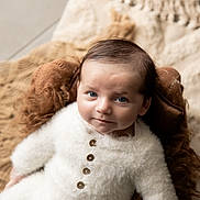 Andrea a rejoint le concours — aidez-le/la à gagner de superbes lots ! baby, infant, child, face, blue_eyes, white_clothing, buttoned_sweater, knit_blanket, brown_blanket, soft_texture, portrait, indoors, cute, cozy, newborn, looking_up, sitting, curious, head, photography