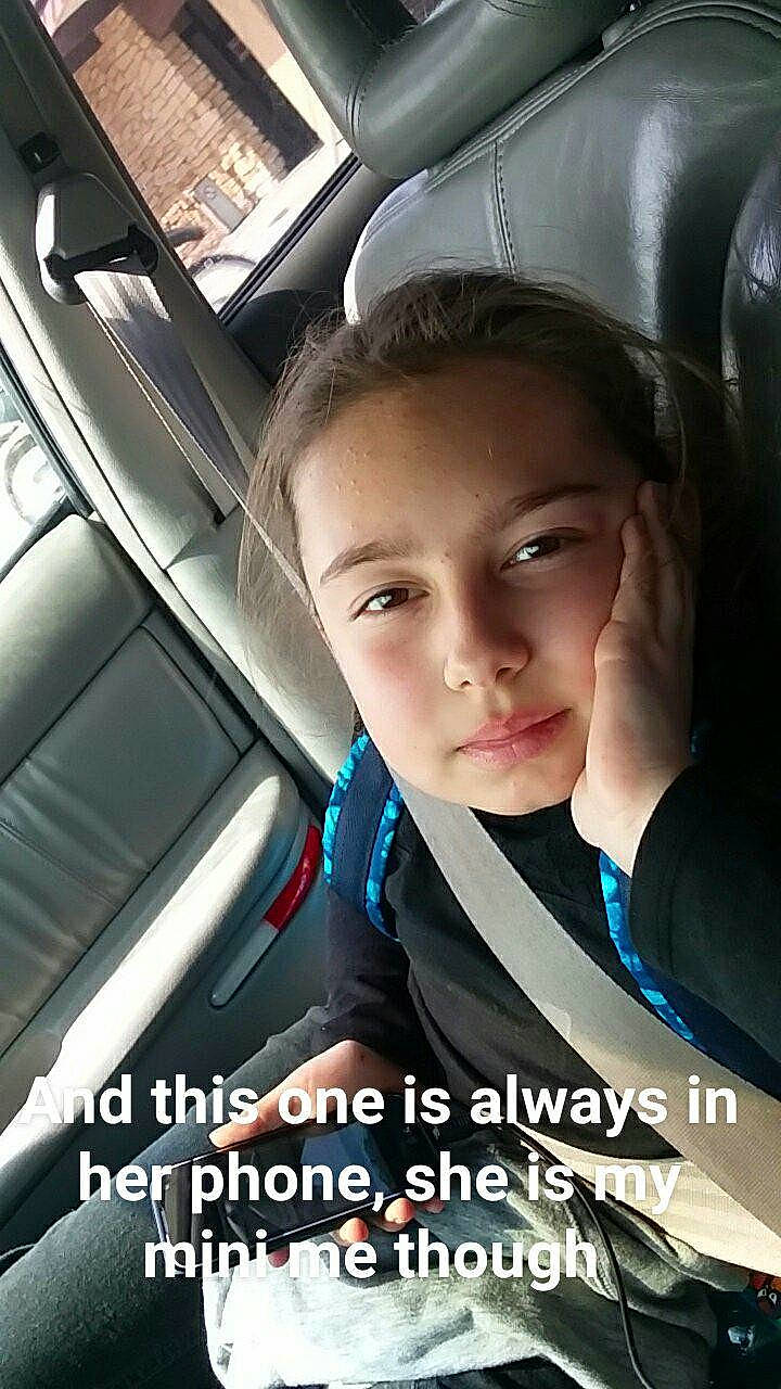 Alaura is registered to the contest to win money with this photo: auto_part, automotive_exterior, car, car_seat, child, cool, driving, family_car, girl, person, photo_caption, product, seat_belt, vehicle, vehicle_door