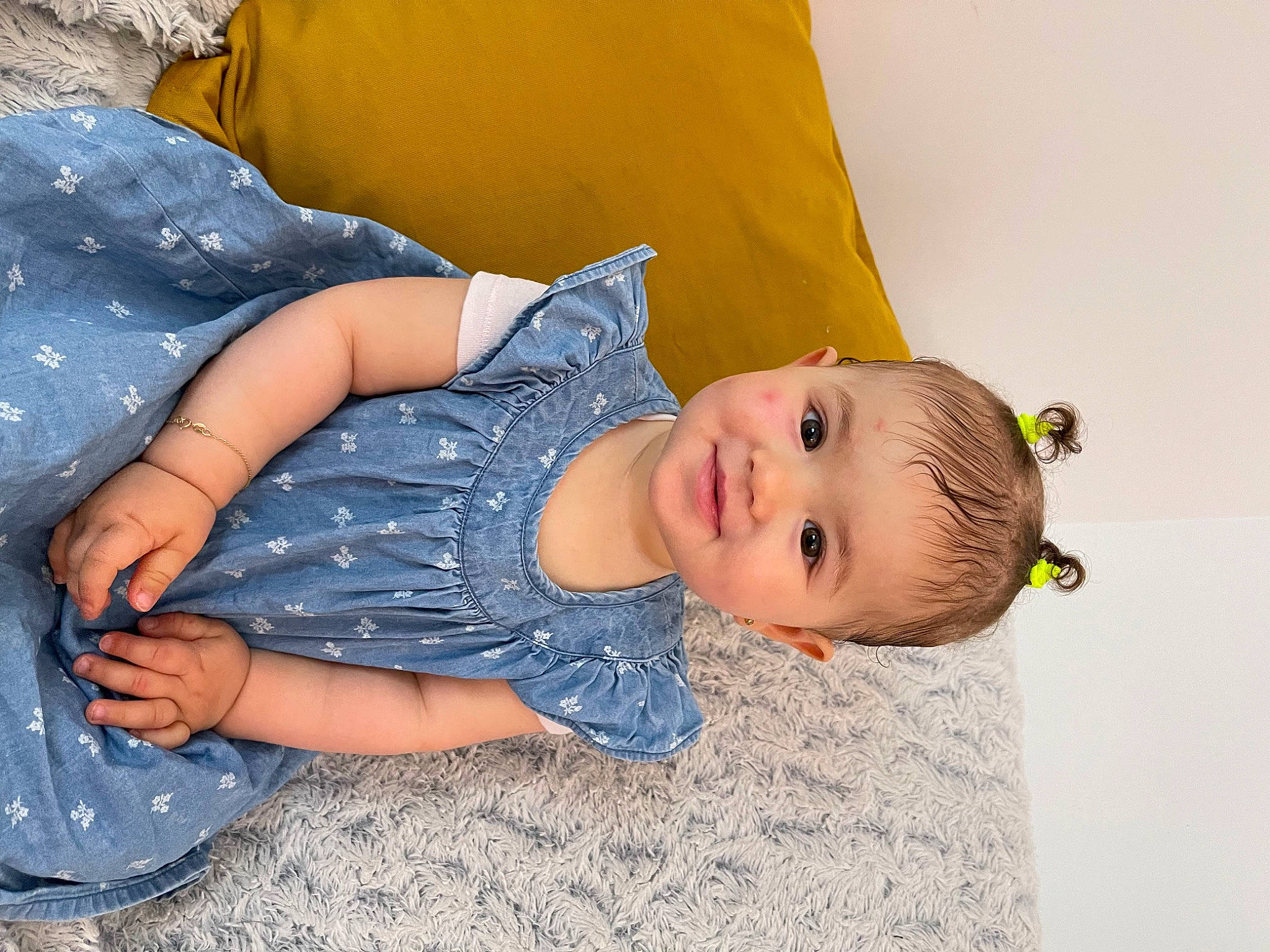 Leatitia participe au concours pour gagner de l'argent avec cette photo : baby, baby_products, baby_toddler_clothing, cheek, child, comfort, electric_blue, flooring, fun, grass, happy, iris, joy, linens, pattern, person, play, sitting, sleeve, smile