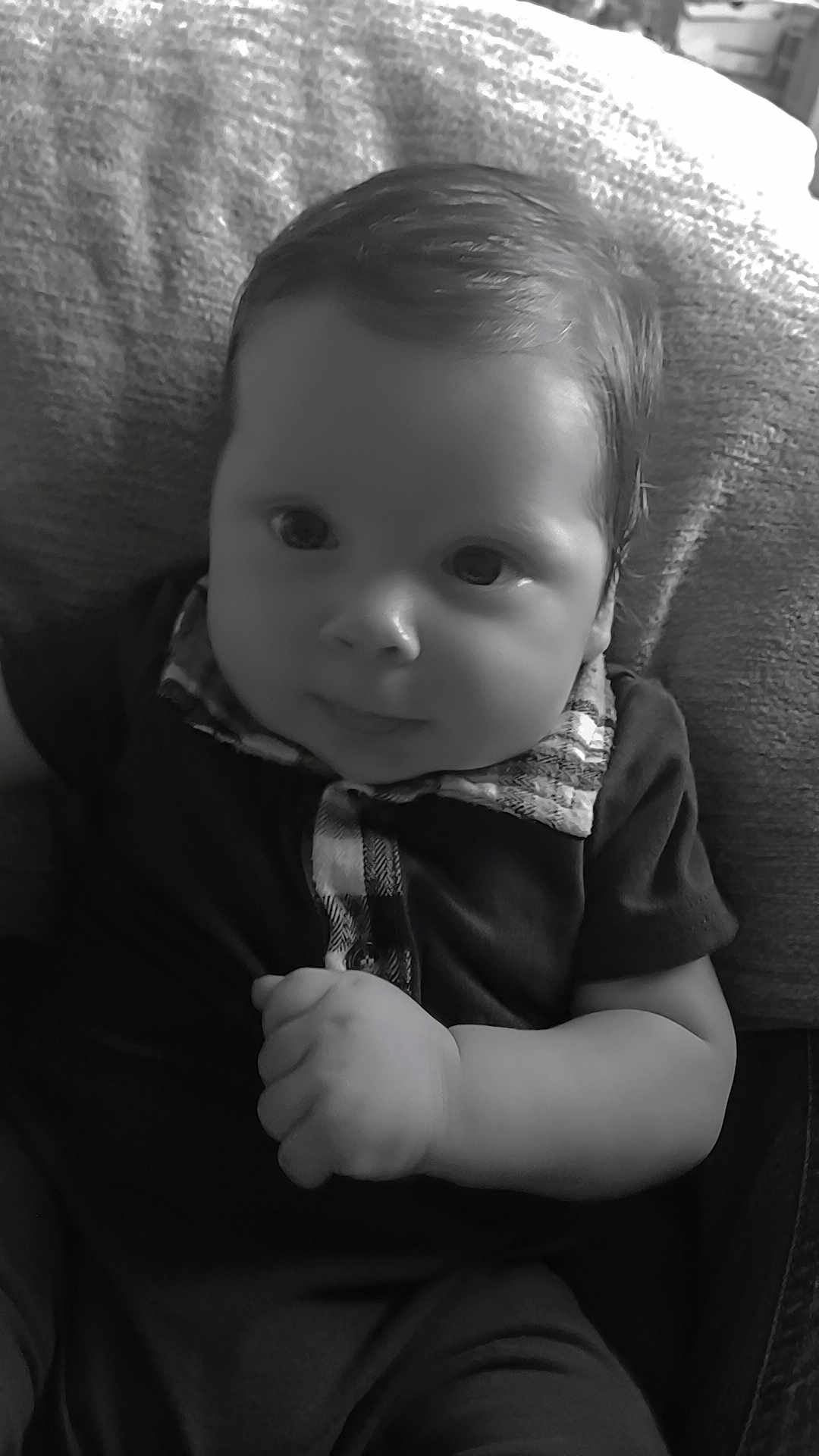 Solan a rejoint le concours — aidez-le/la à gagner de superbes lots ! baby, infant, child, black_and_white, portrait, cushion, clothing, short_sleeve, hand, face, hair, indoors, cute, newborn, expression, sitting, soft_light, closeup, young, person