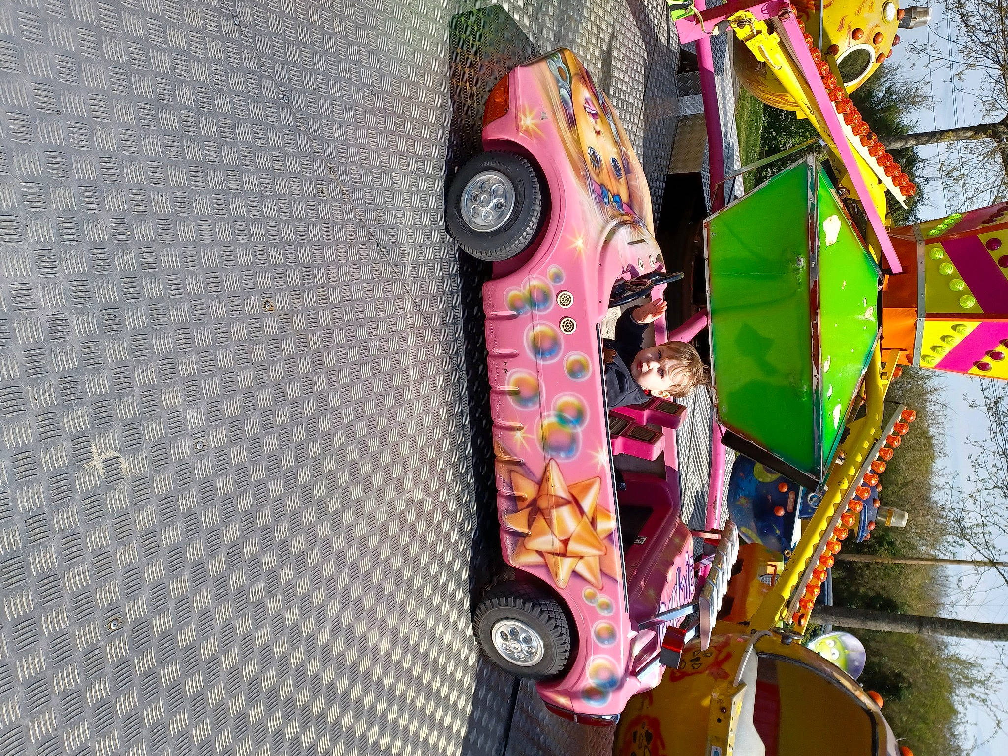 Gabriel participe au concours pour gagner de l'argent avec cette photo : art, auto_part, automotive_design, automotive_exterior, automotive_lighting, automotive_tire, car, eyewear, fashion_accessory, glasses, magenta, motor_vehicle, pattern, person, sunglasses, textile, tints_and_shades, tire, vehicle, vehicle_door