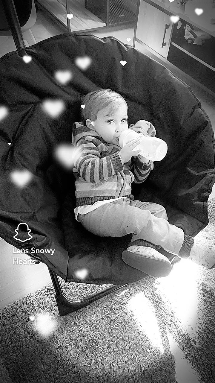 Gabriel participe au concours pour gagner de l'argent avec cette photo : baby, baby_products, black_and_white, child, comfort, flash_photography, flooring, fun, happy, human_body, human_leg, monochrome, monochrome_photography, person, recreation, room, sitting, stock_photography, style, toddler