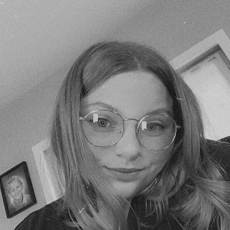 Justine a rejoint le concours — aidez-le/la à gagner de superbes lots ! black_and_white, blond, chin, eye, eyebrow, eyewear, face, forehead, glasses, hair, hairstyle, head, jaw, joy, lip, long_hair, nose, person, photography, portrait