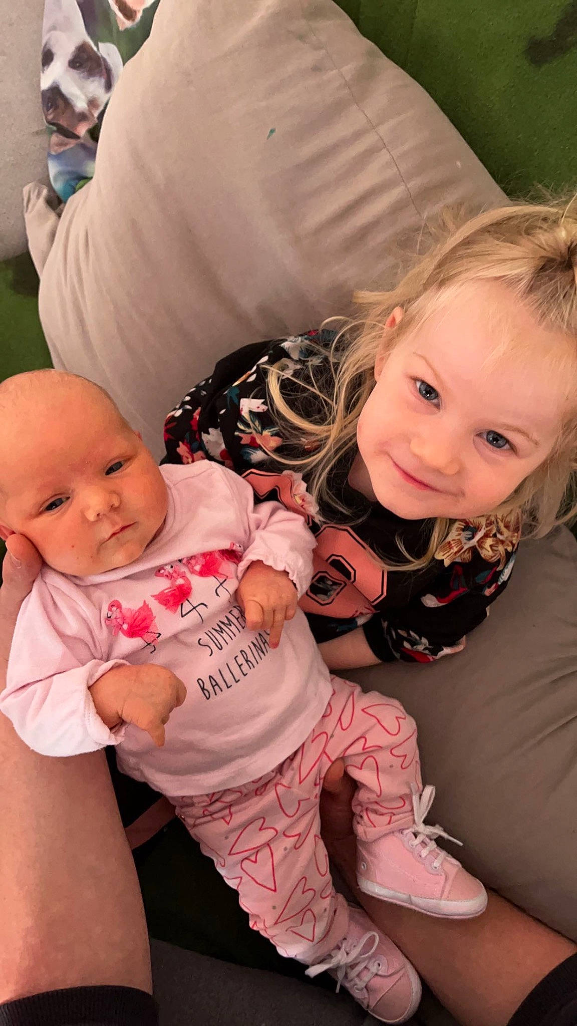 Elynne participe au concours pour gagner de l'argent avec cette photo : abdomen, baby, baby_toddler_clothing, blond, cheek, child, comfort, flash_photography, fun, gesture, grass, happy, interaction, joy, lap, leisure, person, pink, sitting, skin