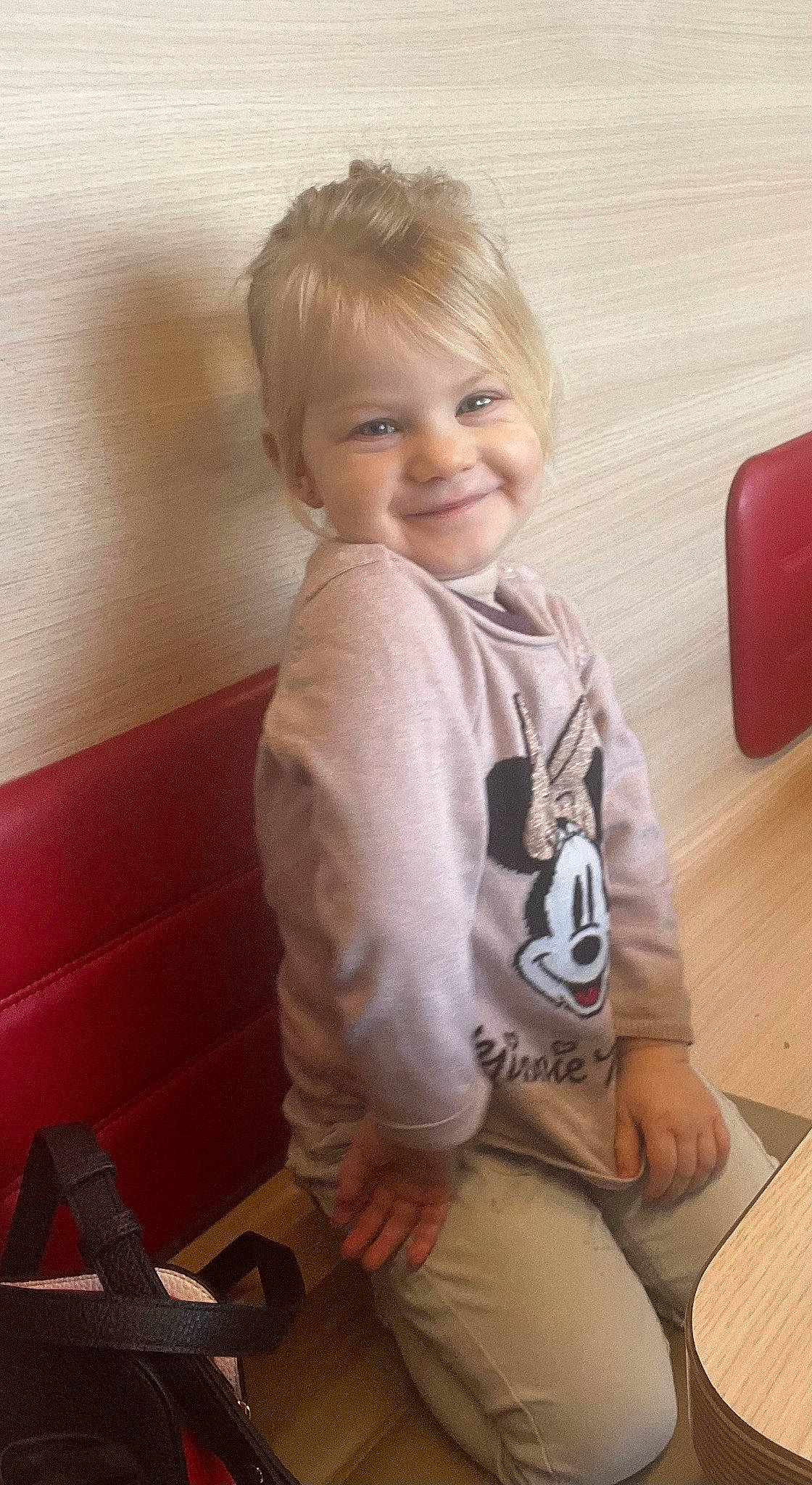 Elynne a rejoint le concours — aidez-le/la à gagner de superbes lots ! baby_toddler_clothing, cheek, comfort, finger, floor, hair, hairstyle, hand, happy, human_body, joint, joy, knee, neck, person, shoulder, skin, sleeve, smile, standing