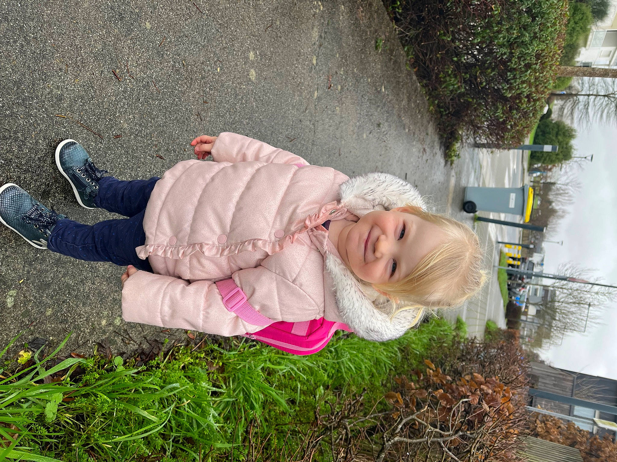 Elynne a rejoint le concours — aidez-le/la à gagner de superbes lots ! baby_toddler_clothing, child, fun, garden, grass, happy, hat, joy, leisure, people_in_nature, person, plant, shrub, sitting, smile, toddler, tree, window, winter, yard