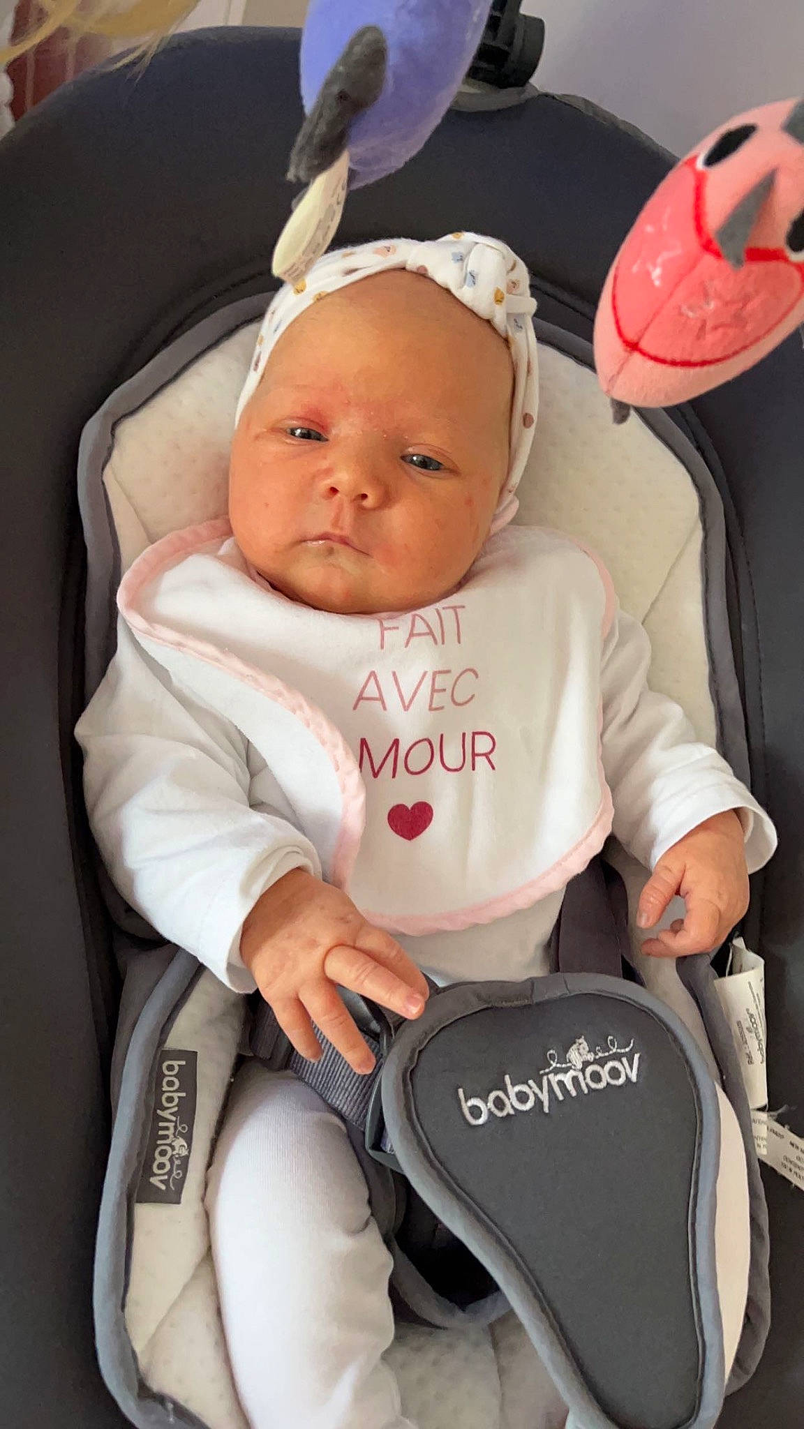 Calista participe au concours pour gagner de l'argent avec cette photo : baby, baby_carriage, baby_in_car_seat, baby_products, baby_safety, baby_sleeping, baby_toddler_clothing, car_seat, cheek, child, comfort, eye, face, human_body, person, product, sitting, sleeve, thumb, toddler