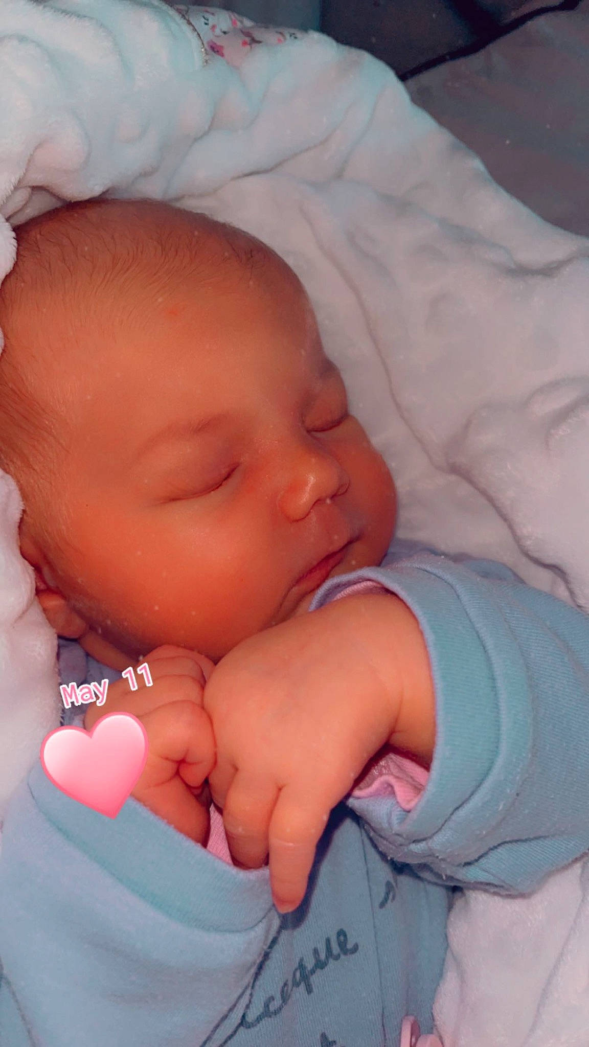 Calista participe au concours pour gagner de l'argent avec cette photo : baby, baby_sleeping, baby_toddler_clothing, cheek, chin, comfort, eye, eyebrow, face, finger, gesture, happy, head, iris, lip, mouth, nose, person, pink, skin