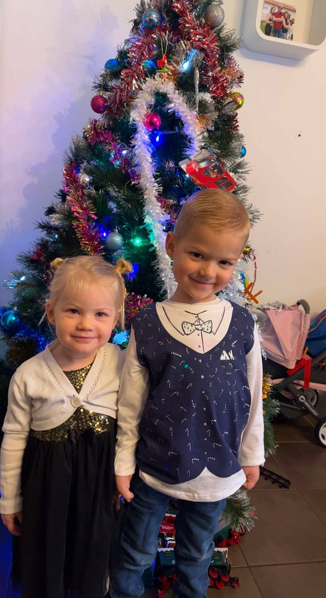 Lucas participe au concours pour gagner de l'argent avec cette photo : child, christmas_decoration, christmas_ornament, christmas_tree, event, facial_expression, fashion, fun, happy, holiday_ornament, human_body, iris, joy, person, purple, smile, snapshot, standing, tire, toddler