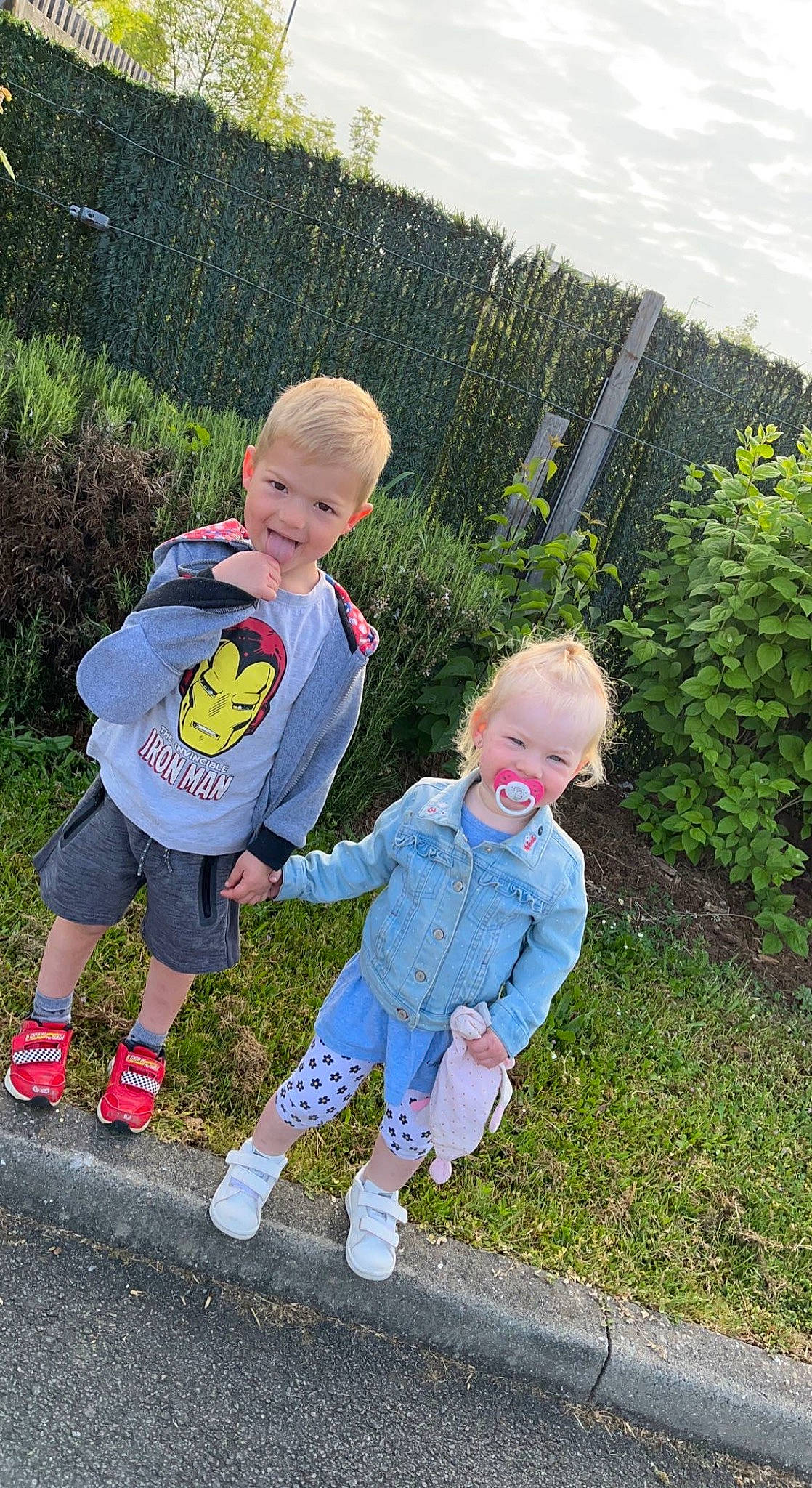 Lucas a rejoint le concours — aidez-le/la à gagner de superbes lots ! baby, baby_toddler_clothing, child, electric_blue, fence, fun, garden, gesture, grass, grass_family, happy, joy, lawn, leisure, people_in_nature, person, plant, recreation, shoe, sneakers