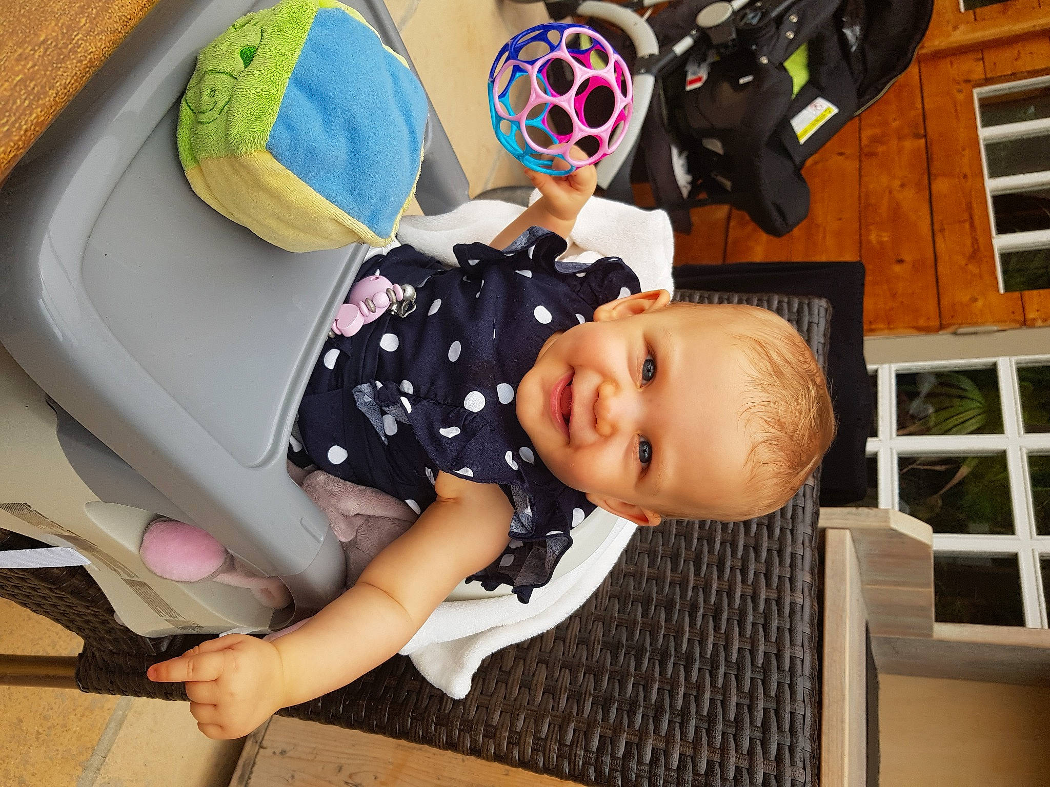 Alizée participe au concours pour gagner de l'argent avec cette photo : baby, baby_products, child, cool, eyewear, glasses, headgear, joy, person, play, product, toddler, vacation