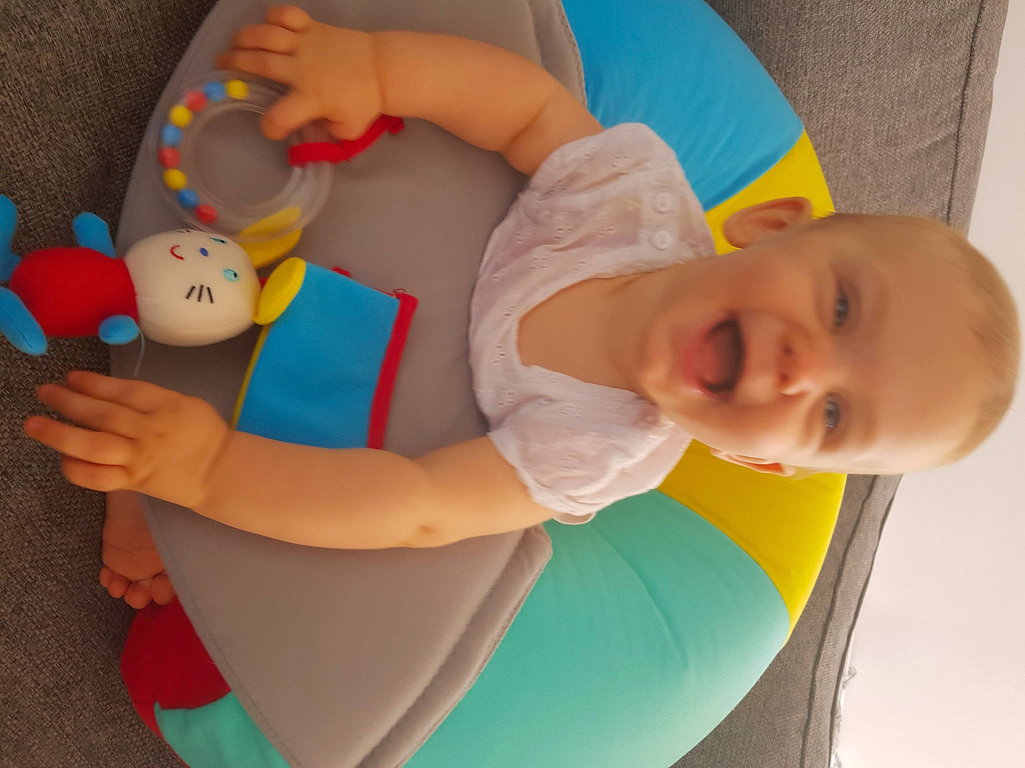 Alizée a rejoint le concours — aidez-le/la à gagner de superbes lots ! arm, baby, baby_playing_with_toys, baby_products, baby_toys, child, person, play, product, toddler, toy, yellow