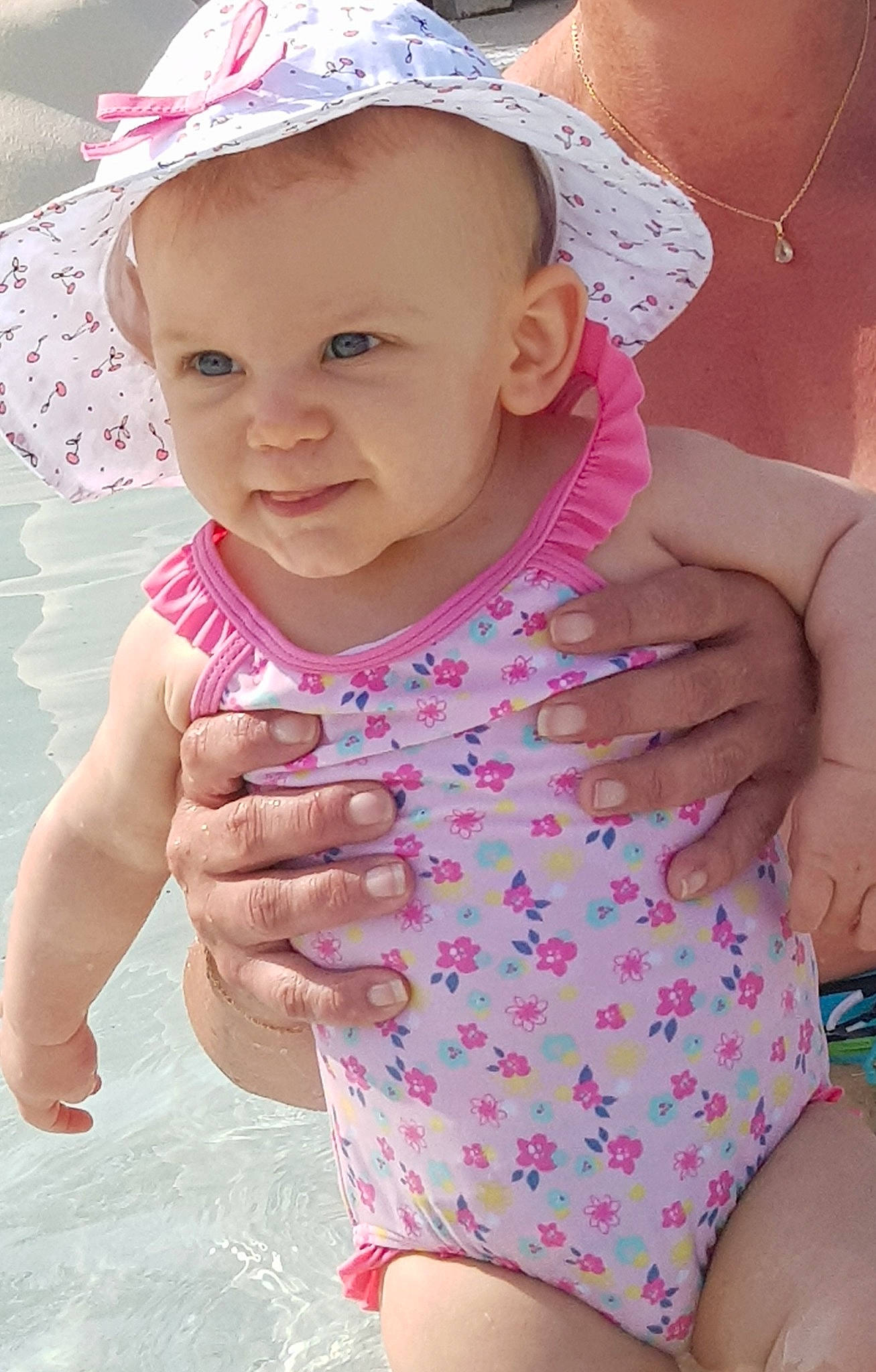 Alizée a rejoint le concours — aidez-le/la à gagner de superbes lots ! baby, baby_toddler_clothing, child, clothing, fashion_accessory, hat, headgear, pattern, person, pink, skin, sleeve, sun_hat, textile, toddler