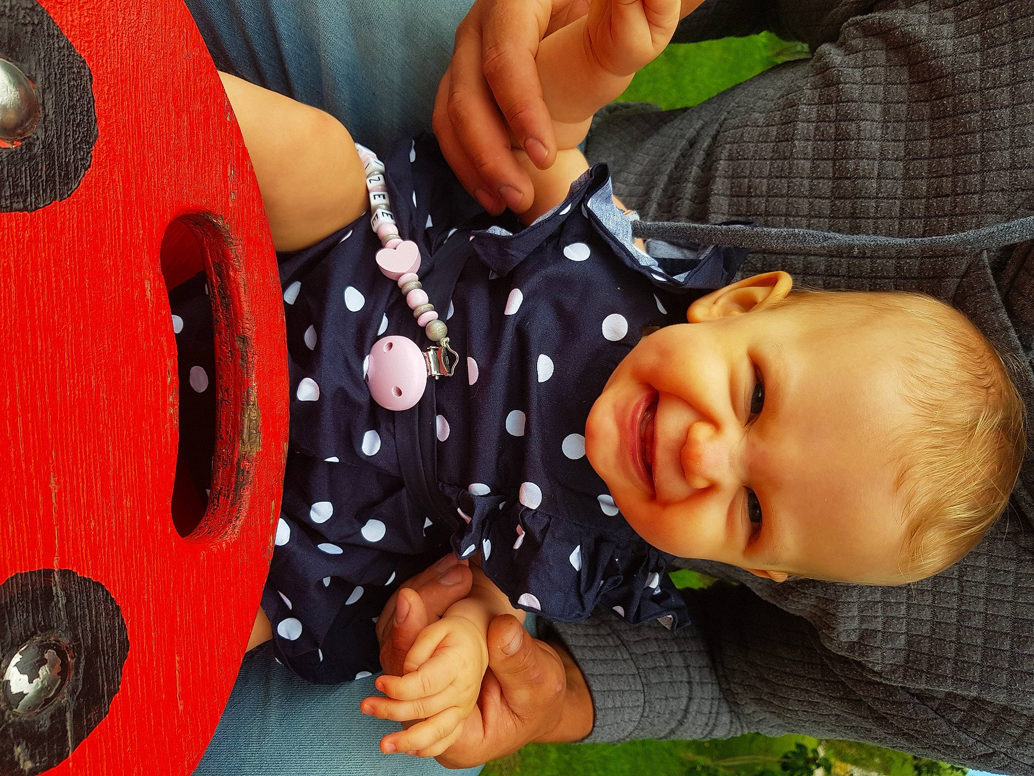 Alizée participe au concours pour gagner de l'argent avec cette photo : baby, child, design, finger, hand, pattern, person, play, thumb, toddler