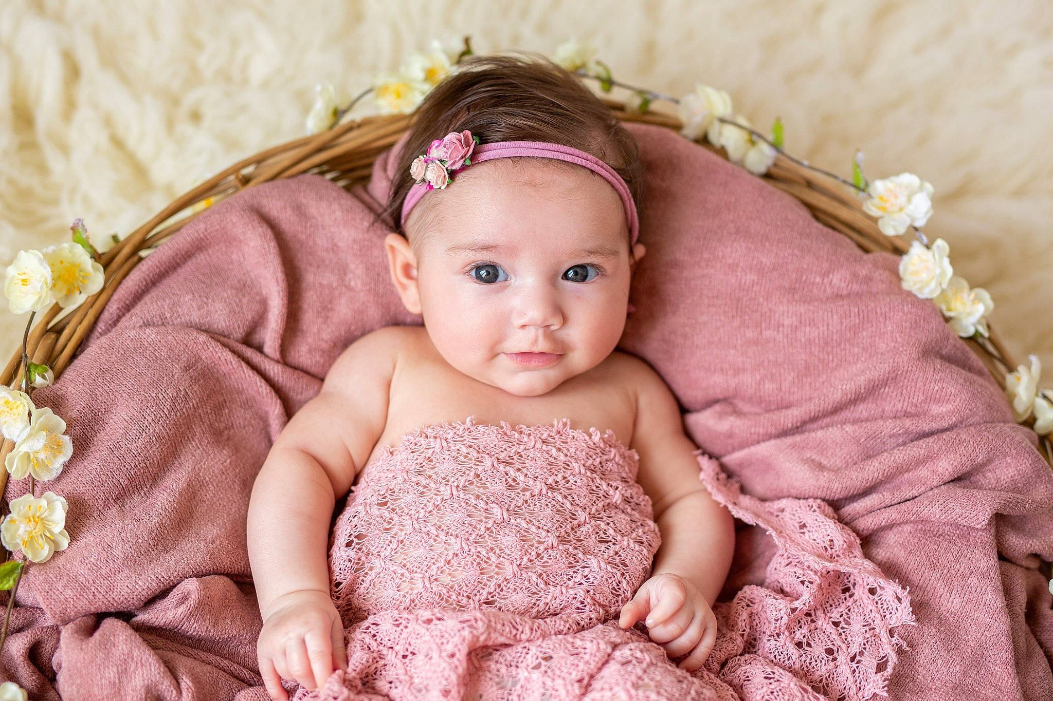 Eva a rejoint le concours — aidez-le/la à gagner de superbes lots ! baby, baby_toddler_clothing, cheek, child, embellishment, eyelash, face, happy, headband, headgear, headpiece, headwear, iris, jewellery, pattern, peach, person, pink, skin, sleeve