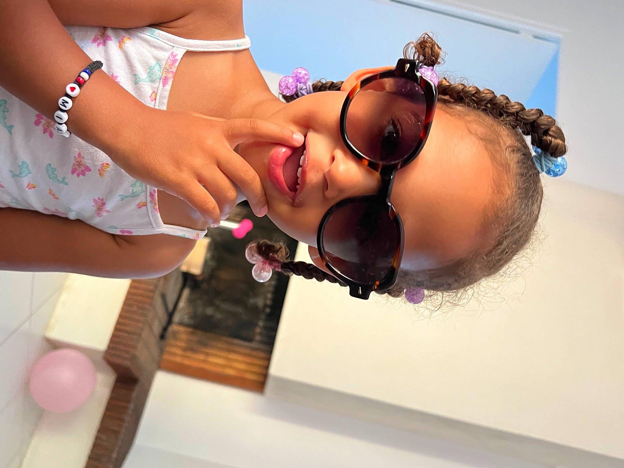 Mia a rejoint le concours — aidez-le/la à gagner de superbes lots ! arm, black_hair, dress, eyebrow, eyelash, eyewear, fashion_design, finger, flash_photography, gesture, glasses, hand, happy, jewellery, nail, person, pink, shoulder, skin, sunglasses