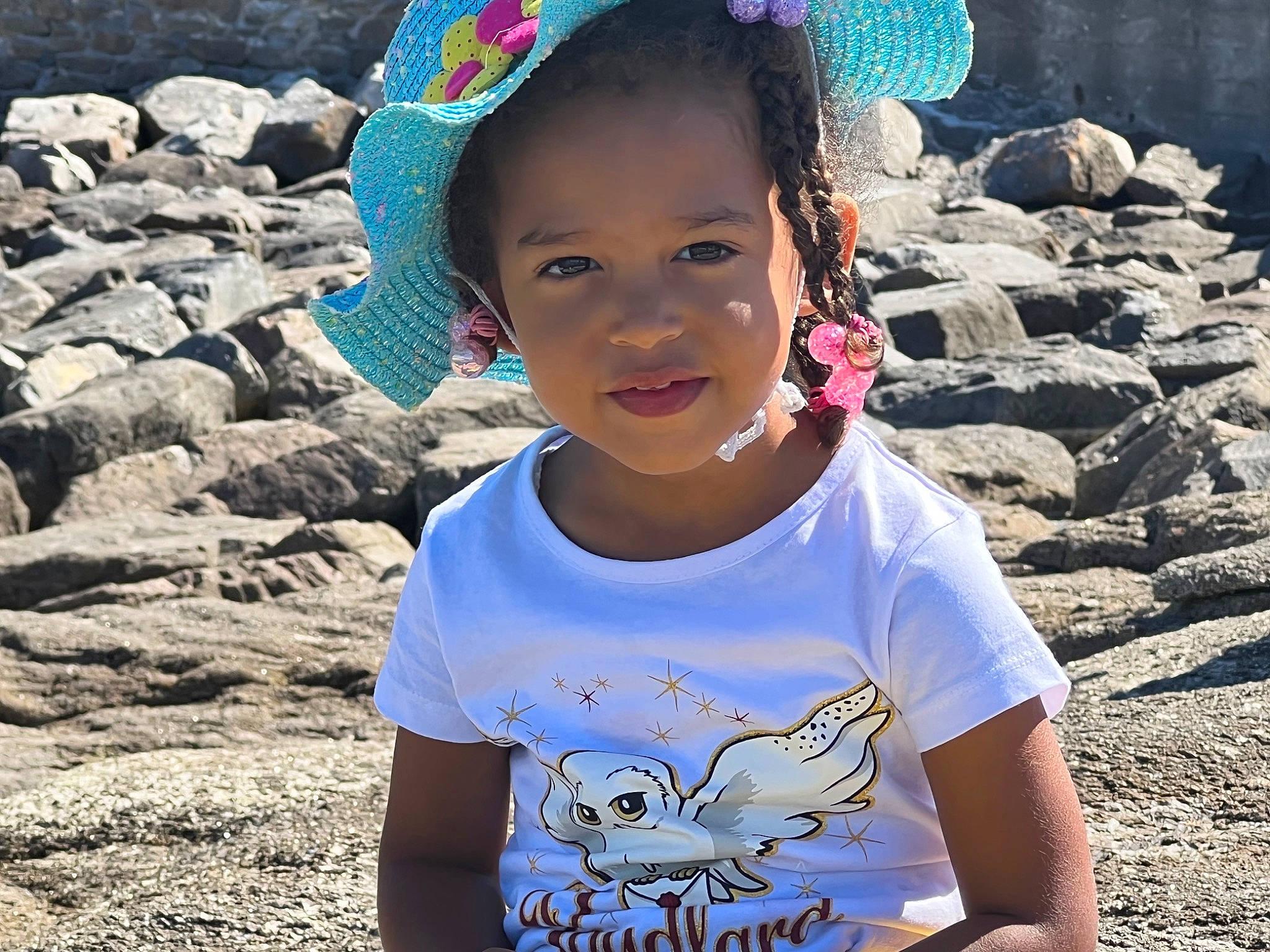 Mia a rejoint le concours — aidez-le/la à gagner de superbes lots ! azure, blue, body_of_water, chin, cool, face, facial_expression, green, hairstyle, happy, head, light, neck, organ, people_in_nature, person, photograph, sleeve, smile, textile