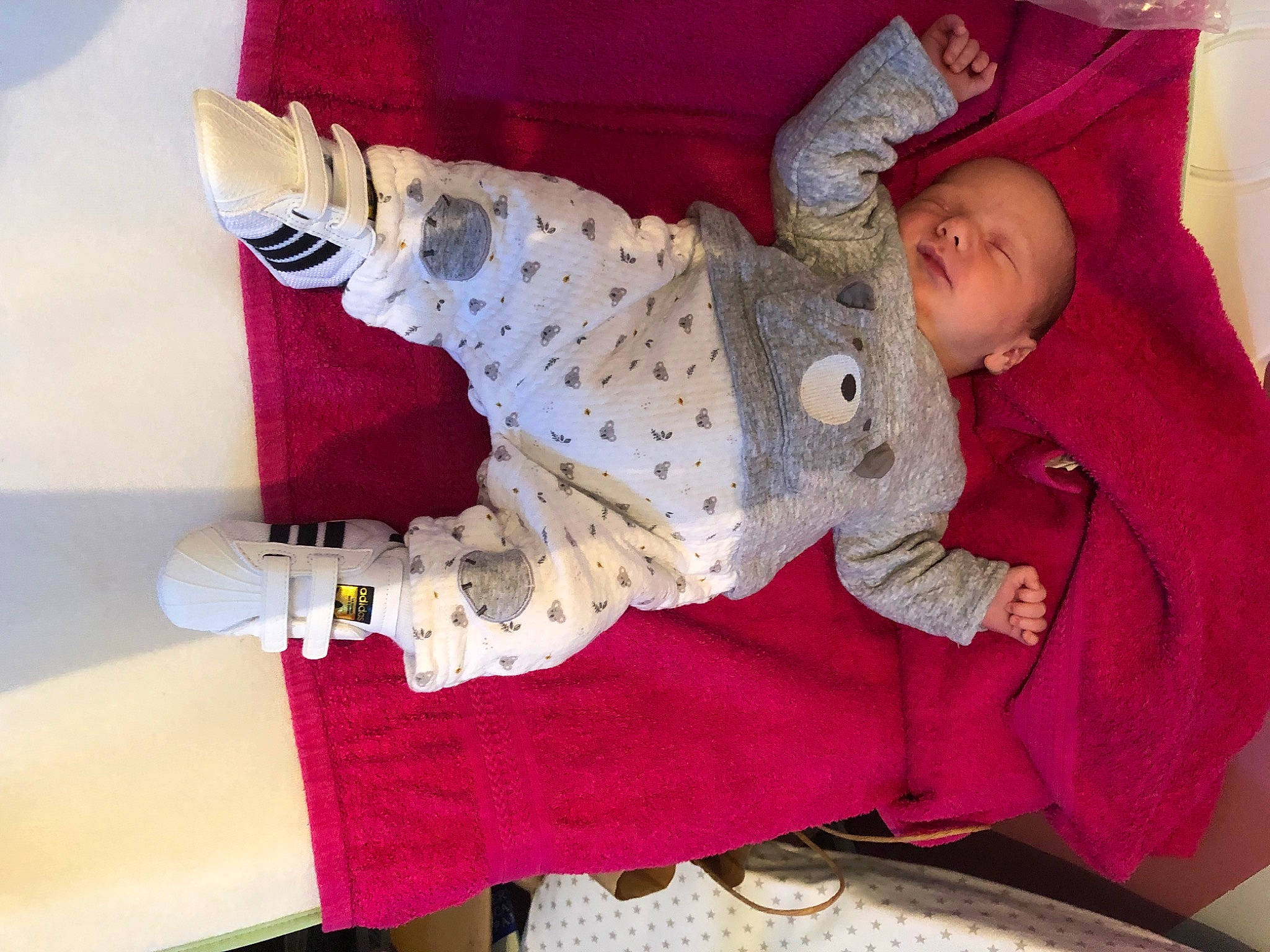 Tymeo a rejoint le concours — aidez-le/la à gagner de superbes lots ! baby, baby_products, baby_toddler_clothing, carmine, child, comfort, craft, linens, magenta, pattern, person, pink, red, room, sitting, sleeve, sock, textile, toddler, wool