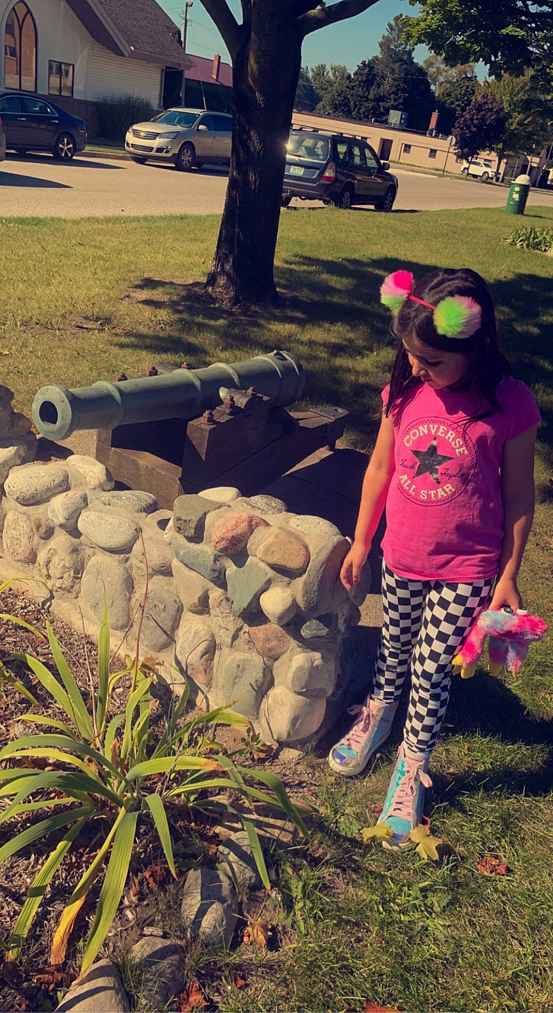 Reneleigh is registered to the contest to win money with this photo: botany, eyewear, grass, green, happy, hat, landscape, lawn, leisure, light, morning, people_in_nature, person, plant, recreation, snapshot, sunglasses, t_shirt, tints_and_shades, tree