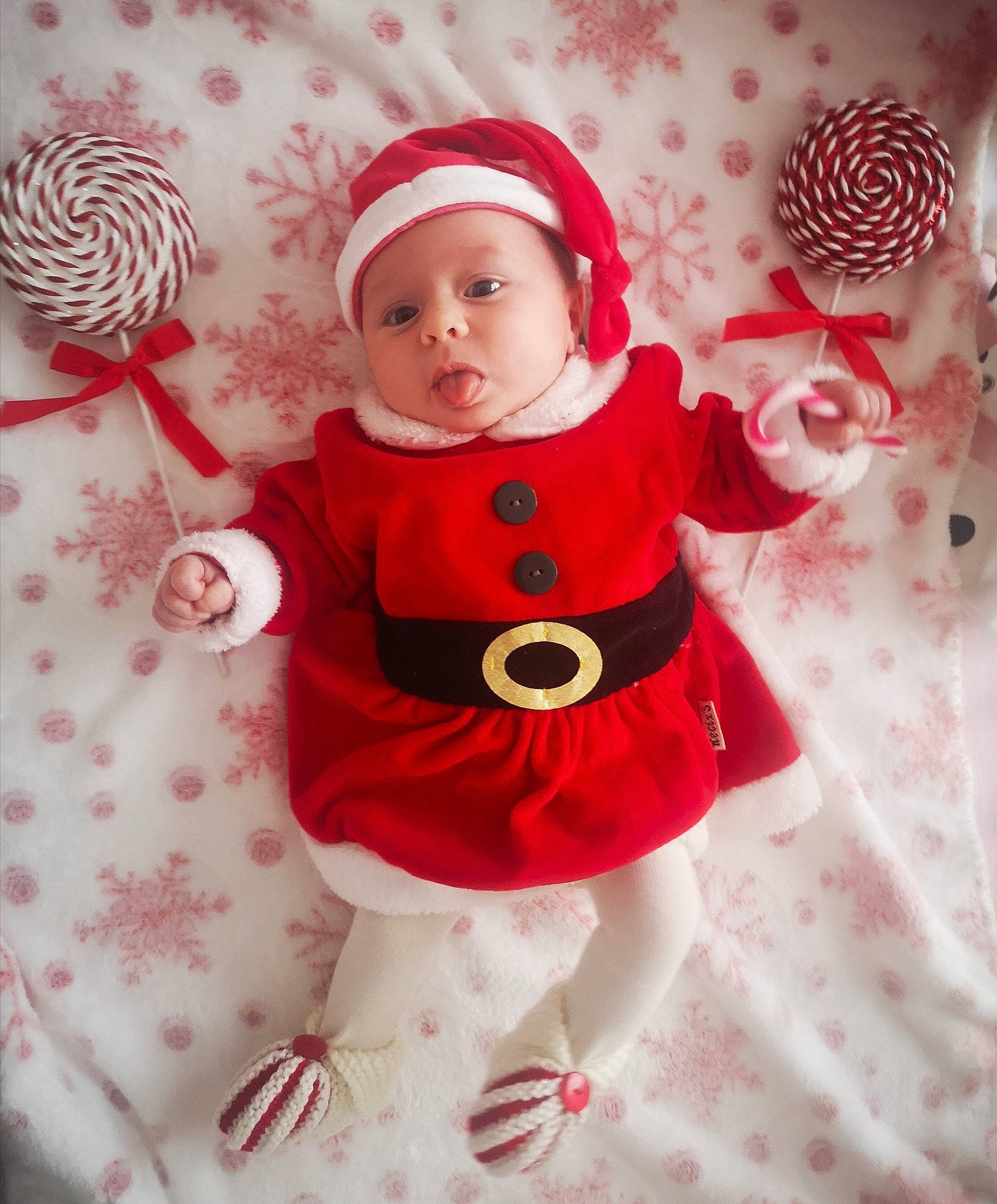 Milena a rejoint le concours — aidez-le/la à gagner de superbes lots ! baby, baby_toddler_clothing, christmas, christmas_decoration, christmas_eve, christmas_ornament, costume_hat, event, fictional_character, happy, hat, headwear, holiday, magenta, ornament, pattern, person, petal, pink, sleeve