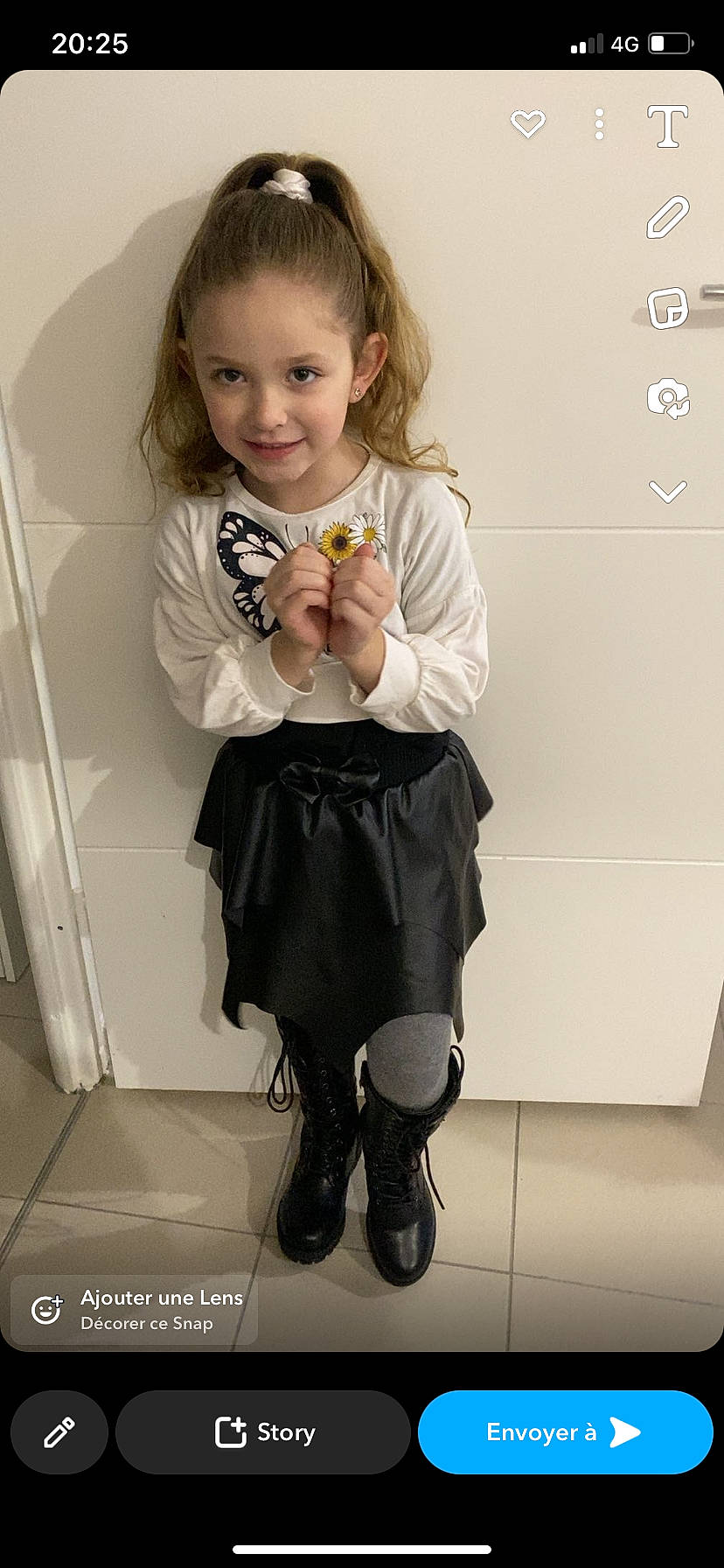Kiana a rejoint le concours — aidez-le/la à gagner de superbes lots ! baby_toddler_clothing, blond, child, clothing, collar, dress_shirt, fashion_design, formal_wear, happy, human_leg, joy, knee, person, skin, sleeve, smile, standing, thigh, toddler, trunk