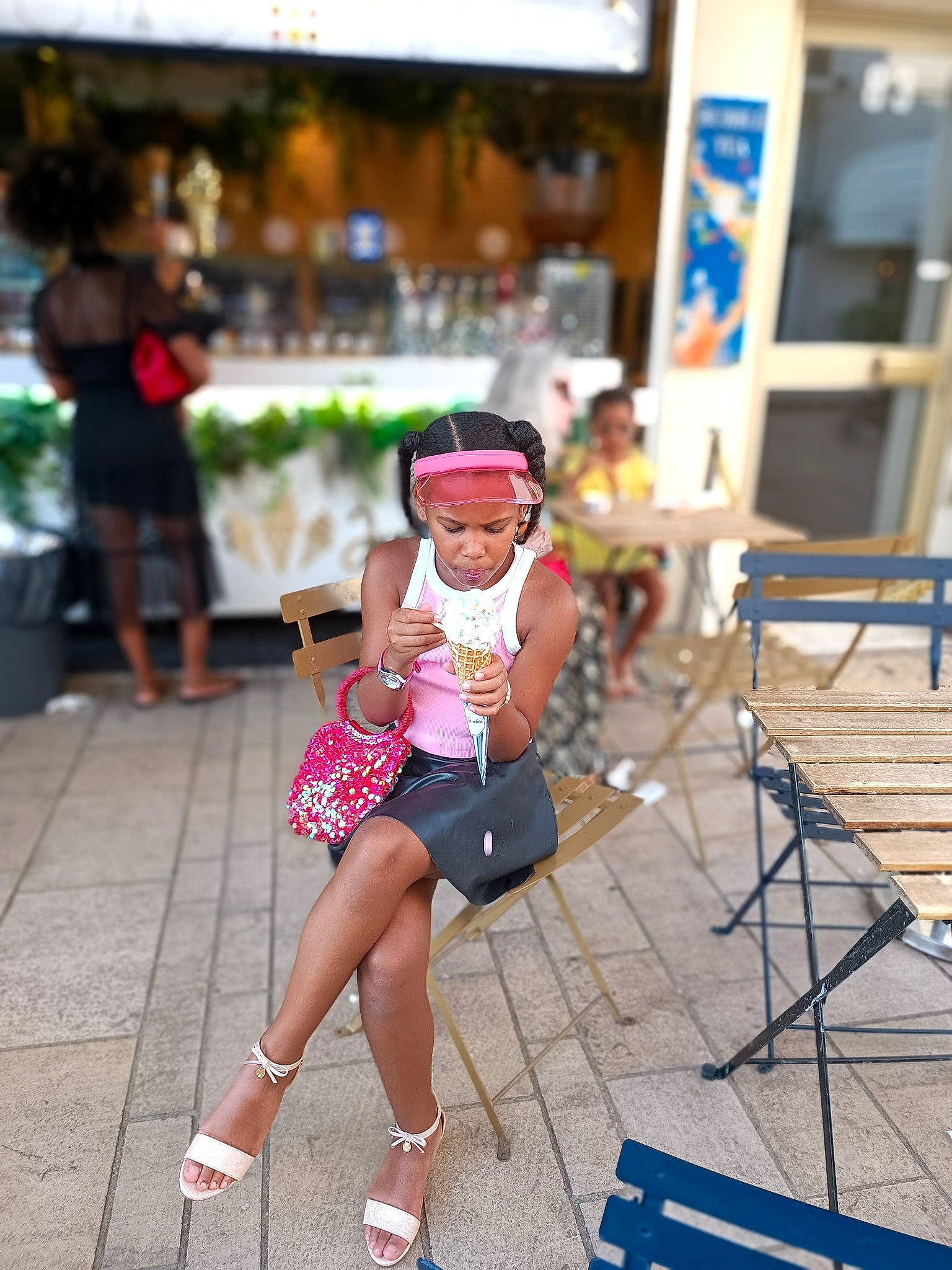 Reaganne a rejoint le concours — aidez-le/la à gagner de superbes lots ! chair, city, entertainment, event, eyewear, fun, happy, headwear, human_leg, leg, leisure, luggage_and_bags, performing_arts, person, recreation, road, shorts, sitting, sneakers, sportswear