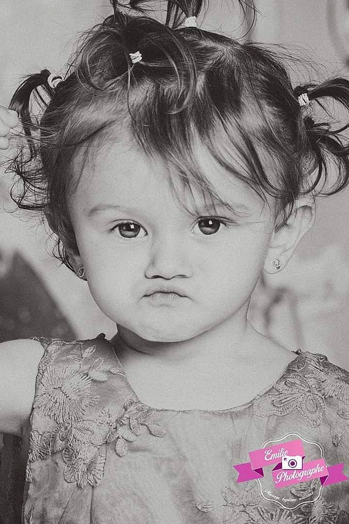 Lola a rejoint le concours — aidez-le/la à gagner de superbes lots ! beauty, black_and_white, cheek, child, eye, eyebrow, face, forehead, girl, hair, hairstyle, head, human_hair_color, monochrome_photography, nose, person, photograph, photography, portrait, skin