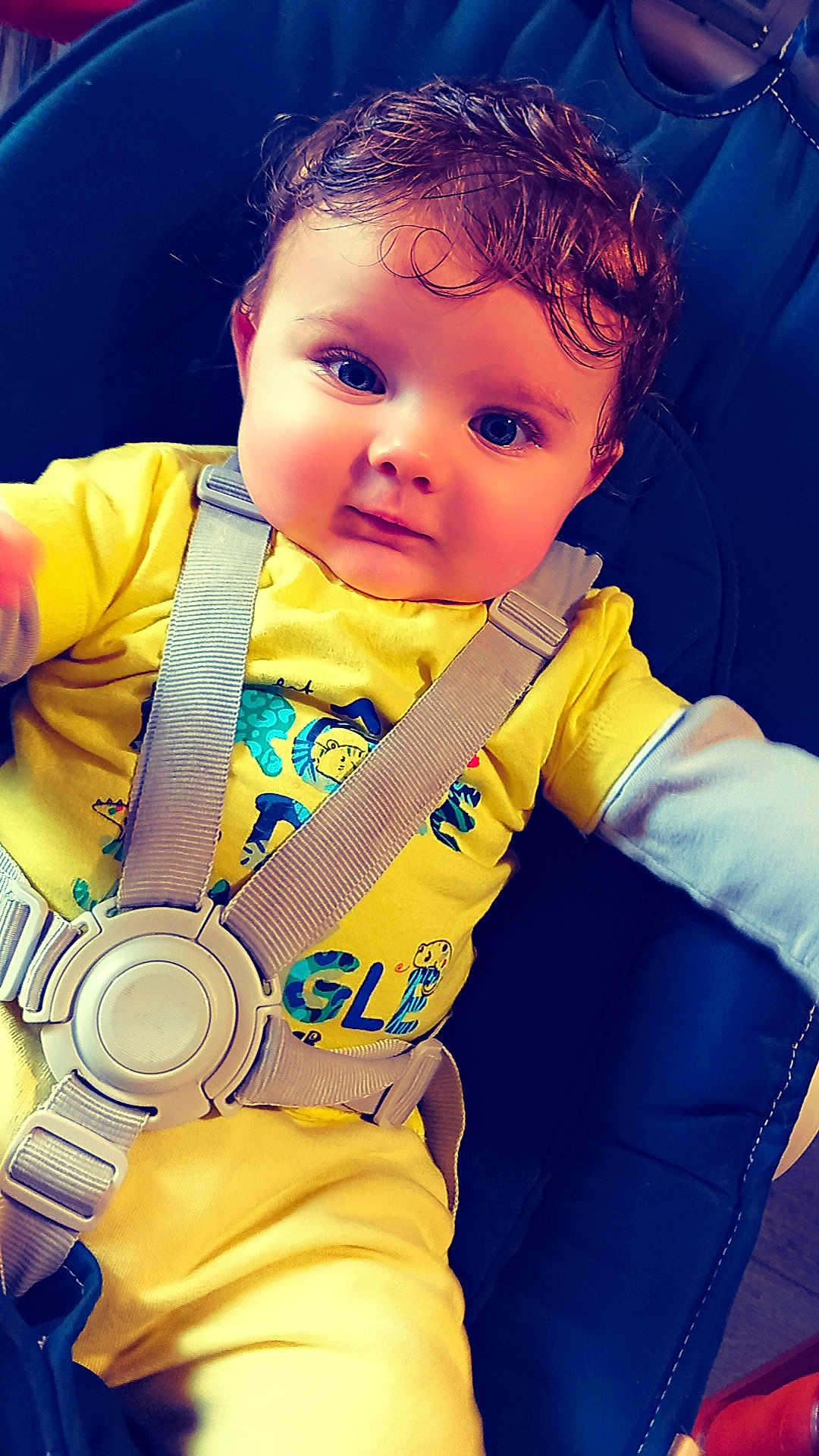 Maylonne participe au concours pour gagner de l'argent avec cette photo : baby, baby_girl, blue_eyes, car_seat, child, child_seat, closeup, clothing, curly_hair, cute, face, indoor, infant, person, portrait, seatbelt, sitting, smiling, straps, yellow_clothing