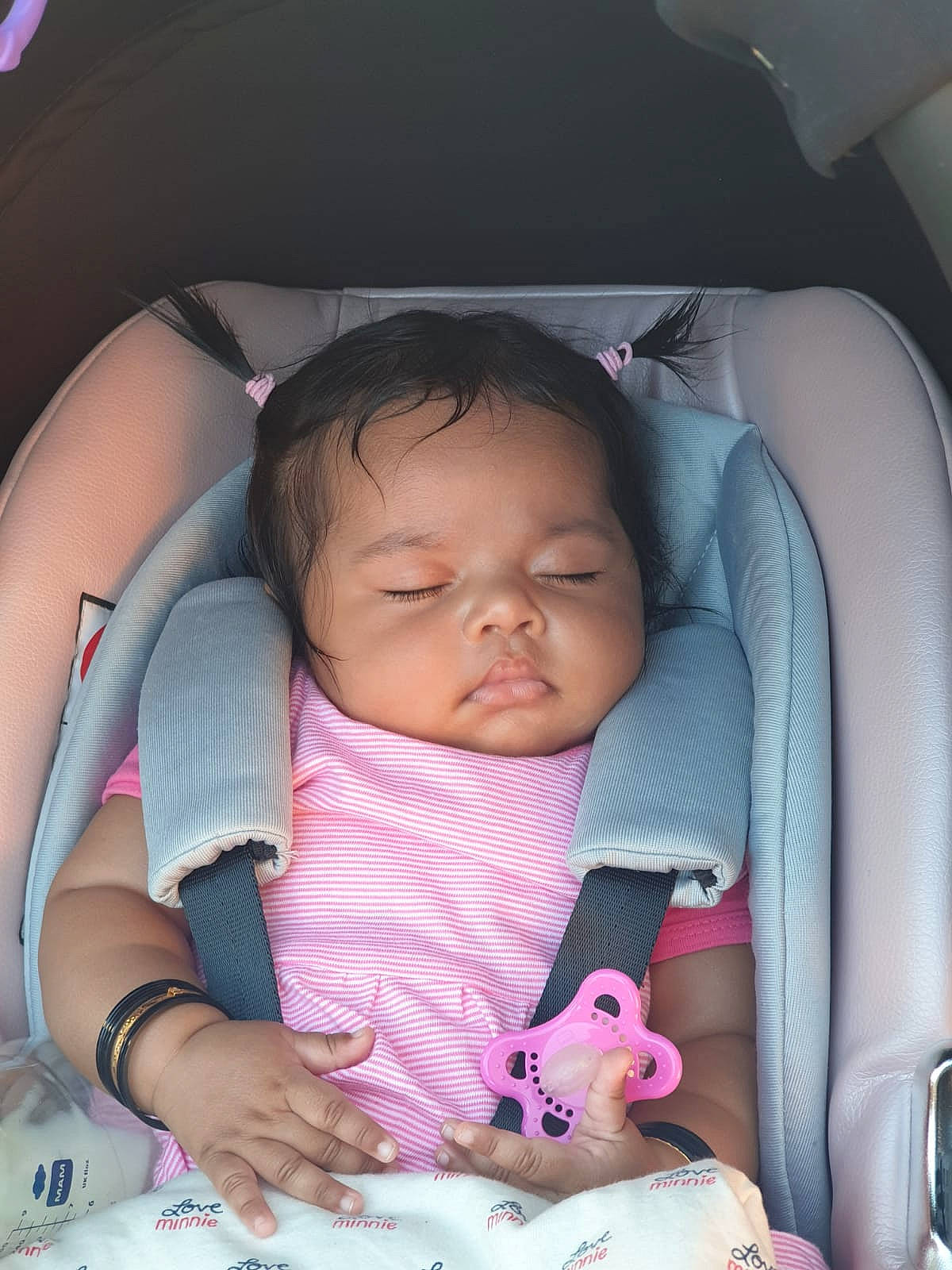 Shanaya a rejoint le concours — aidez-le/la à gagner de superbes lots ! baby, baby_carriage, baby_in_car_seat, baby_products, birth, car_seat, cheek, child, person, pink, product, skin, sleep, toddler