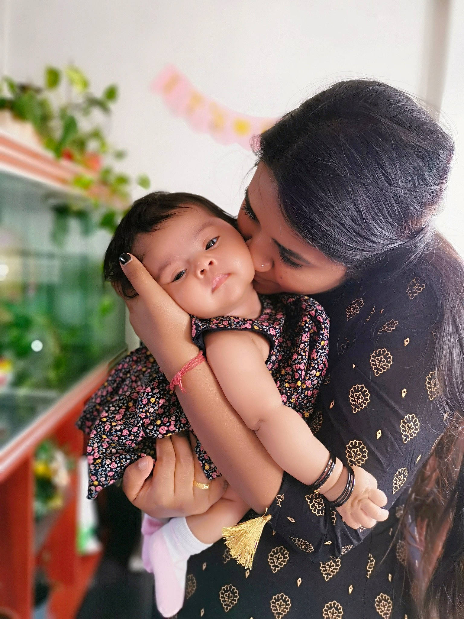 Shanaya a rejoint le concours — aidez-le/la à gagner de superbes lots ! beauty, black_hair, child, family, gesture, happy, hug, interaction, love, people, person, photography, skin, smile, snapshot, toddler